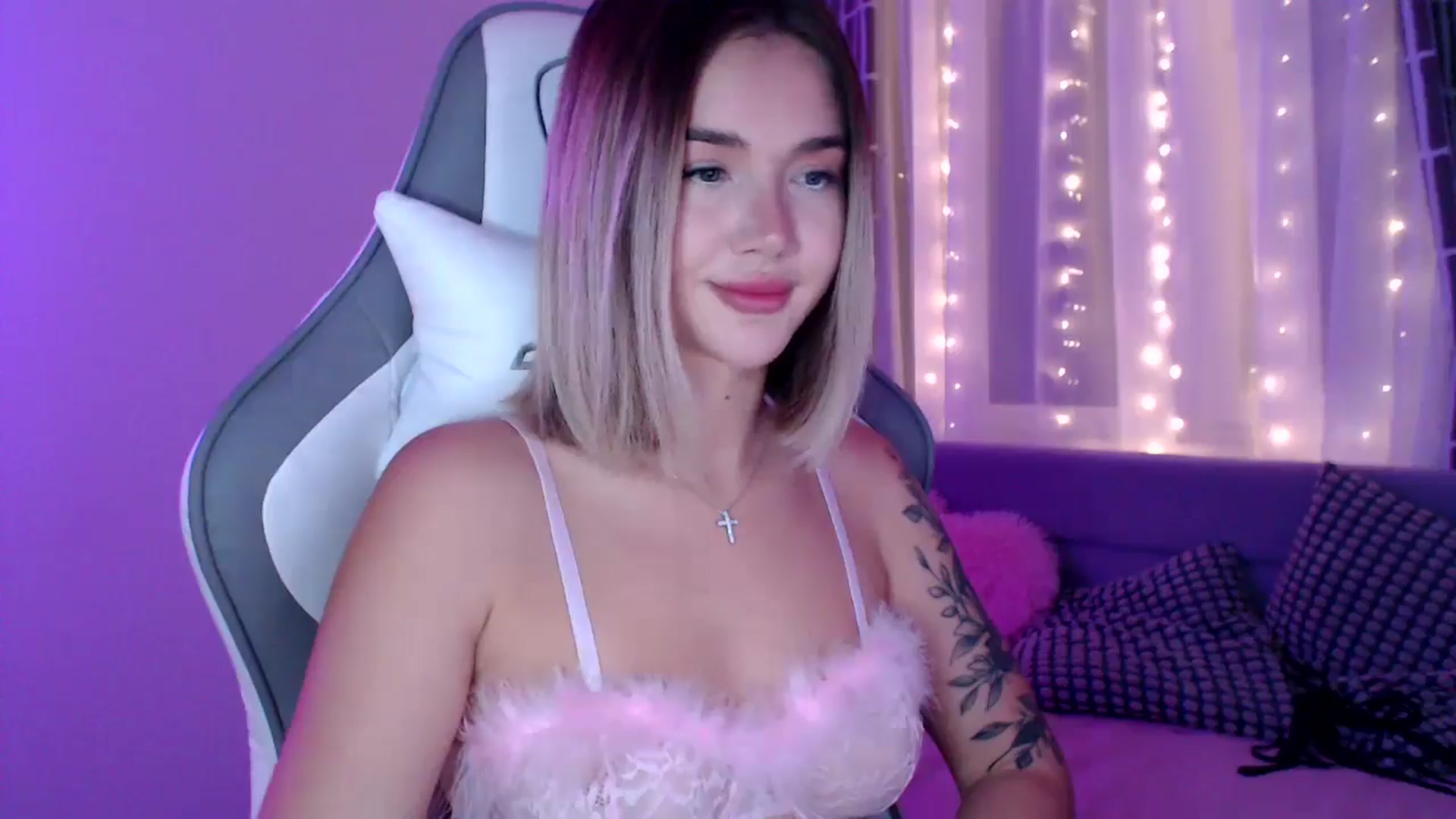 Gallery image thumbnail from HolyMeow's myfreecams stream on, 11/16/2025, 23:54 image 18 of 20
