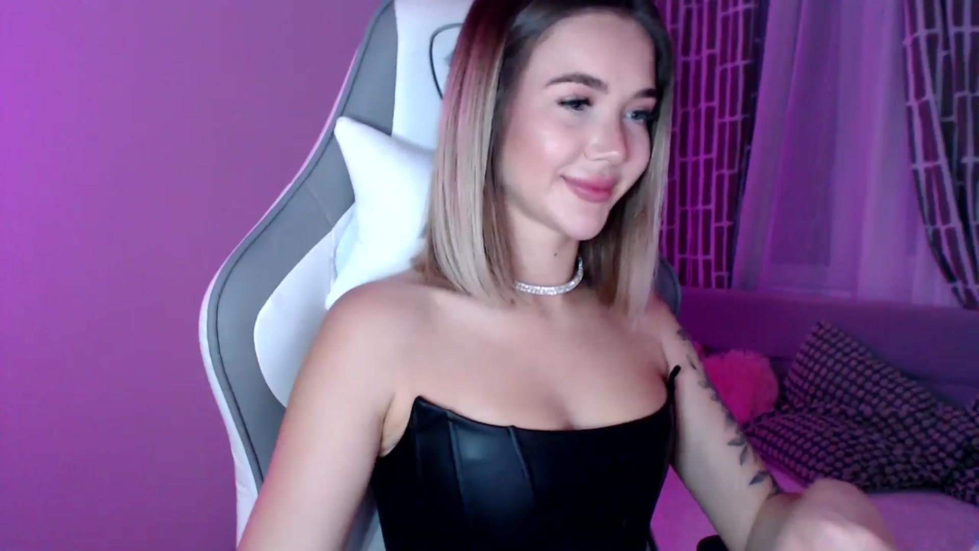 Gallery image thumbnail from HolyMeow's myfreecams stream on, 01/01/2026, 01:01 image 11 of 20