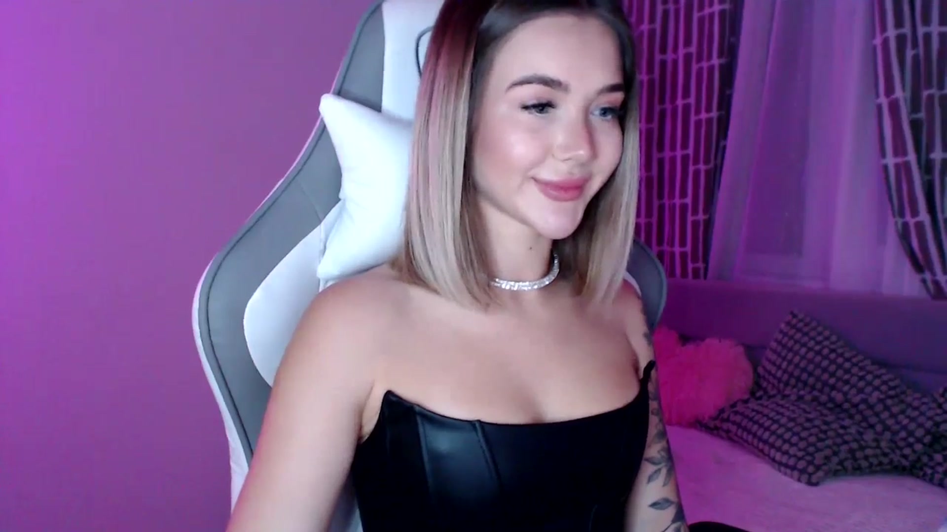 Gallery image thumbnail from HolyMeow's myfreecams stream on, 01/01/2026, 01:01 image 14 of 20