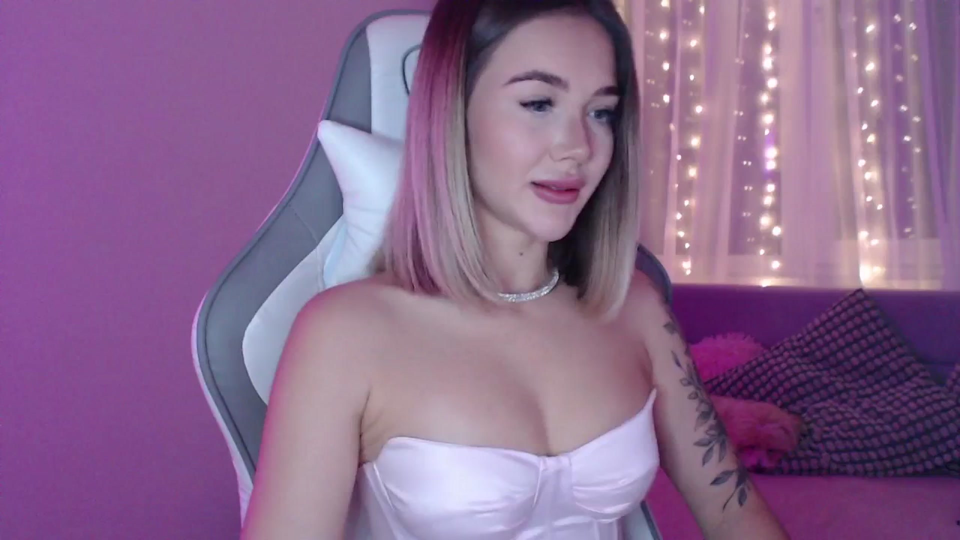 Gallery image thumbnail from HolyMeow's myfreecams stream on, 01/03/2026, 01:32 image 17 of 20