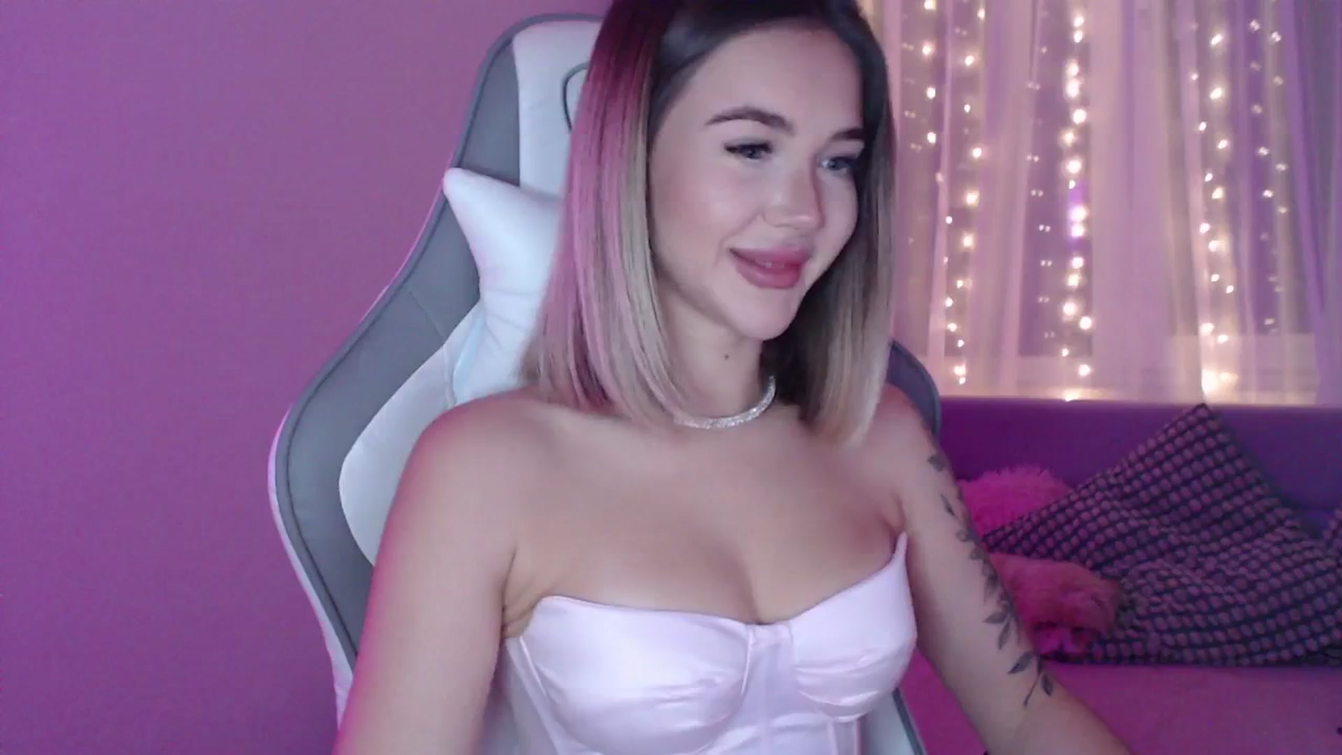 Gallery image thumbnail from HolyMeow's myfreecams stream on, 01/03/2026, 01:32 image 16 of 20