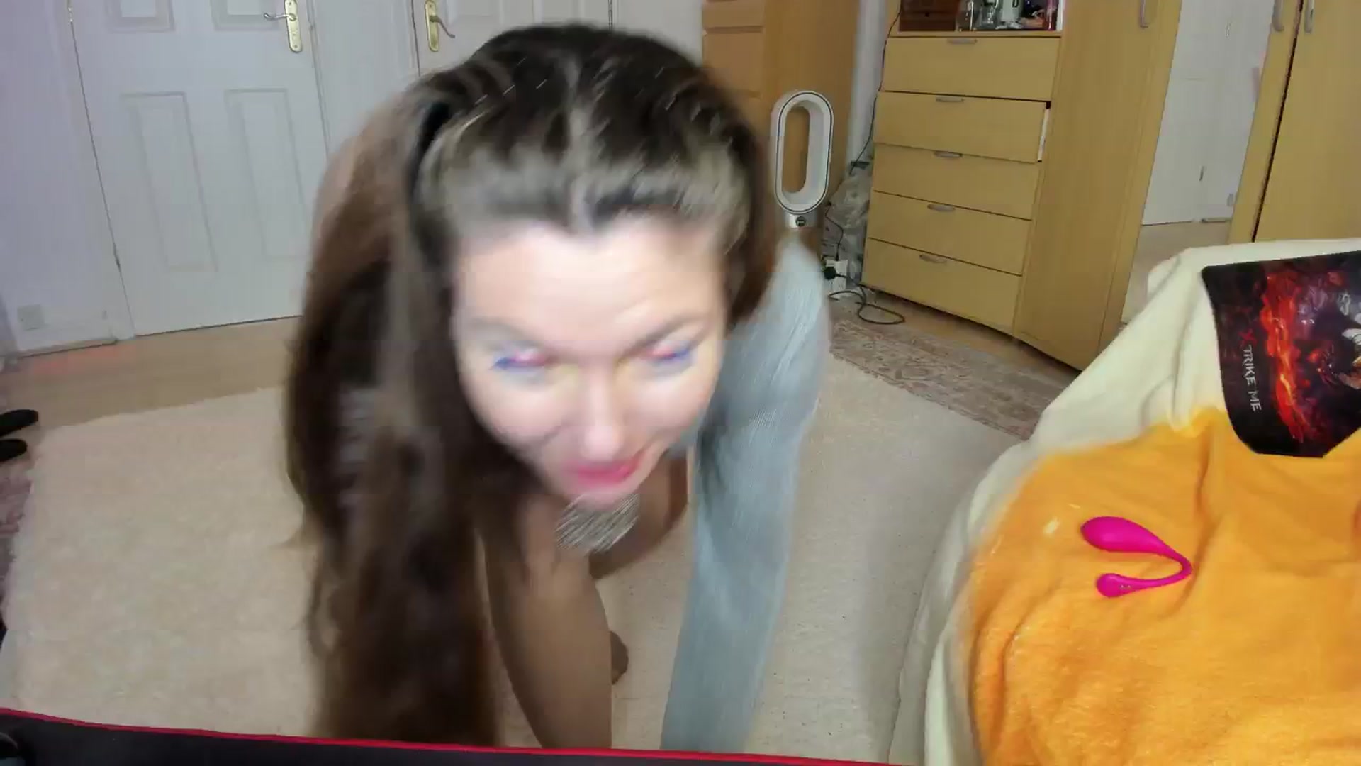 Gallery image thumbnail from HolzKoepfchen's myfreecams stream on, 01/01/2026, 20:15 image 14 of 20