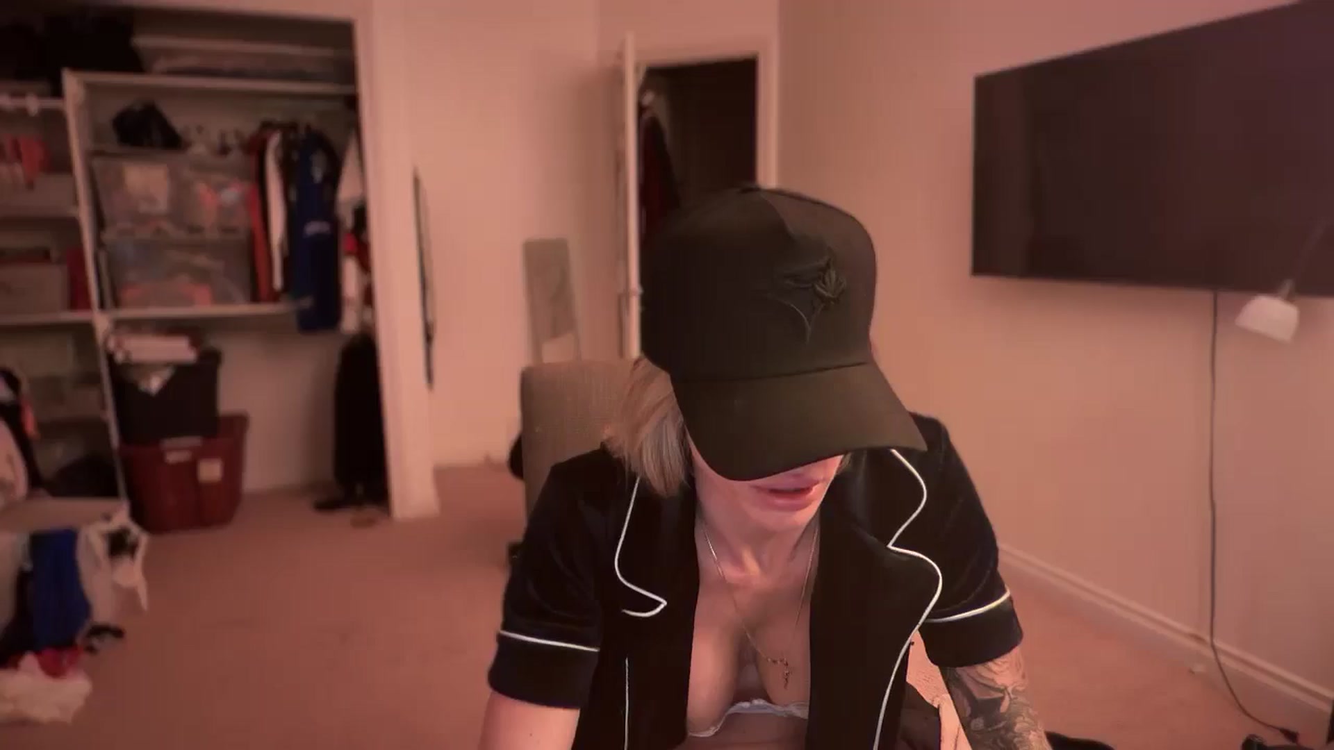Gallery image thumbnail from HoneyHaus's myfreecams stream on, 12/05/2025, 13:21 image 15 of 20