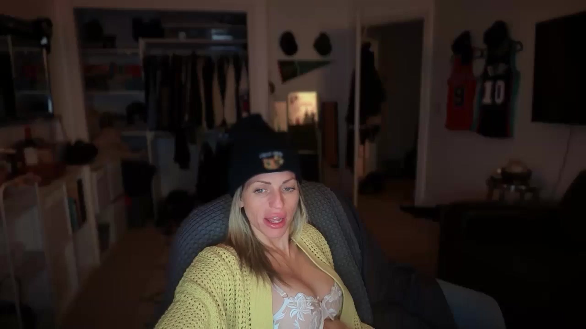 Gallery image thumbnail from HoneyHaus's myfreecams stream on, 12/13/2025, 14:54 image 16 of 20
