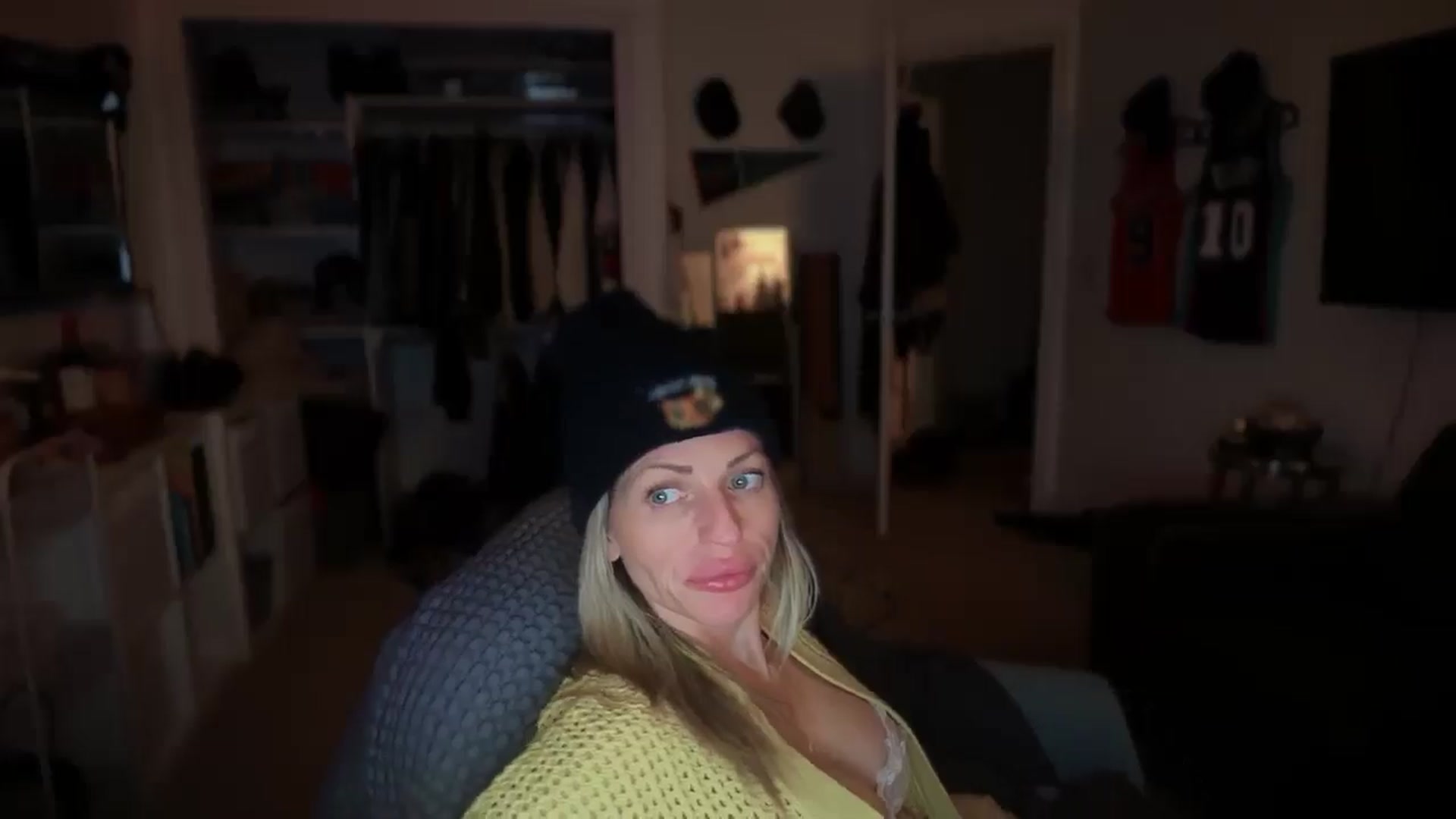 Gallery image thumbnail from HoneyHaus's myfreecams stream on, 12/13/2025, 14:54 image 17 of 20