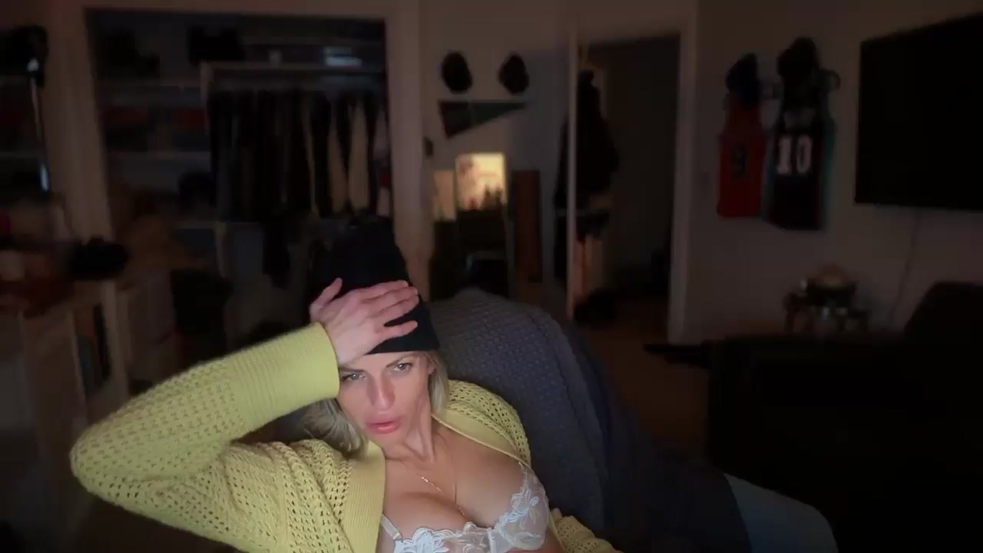 Gallery image thumbnail from HoneyHaus's myfreecams stream on, 12/13/2025, 14:54 image 19 of 20