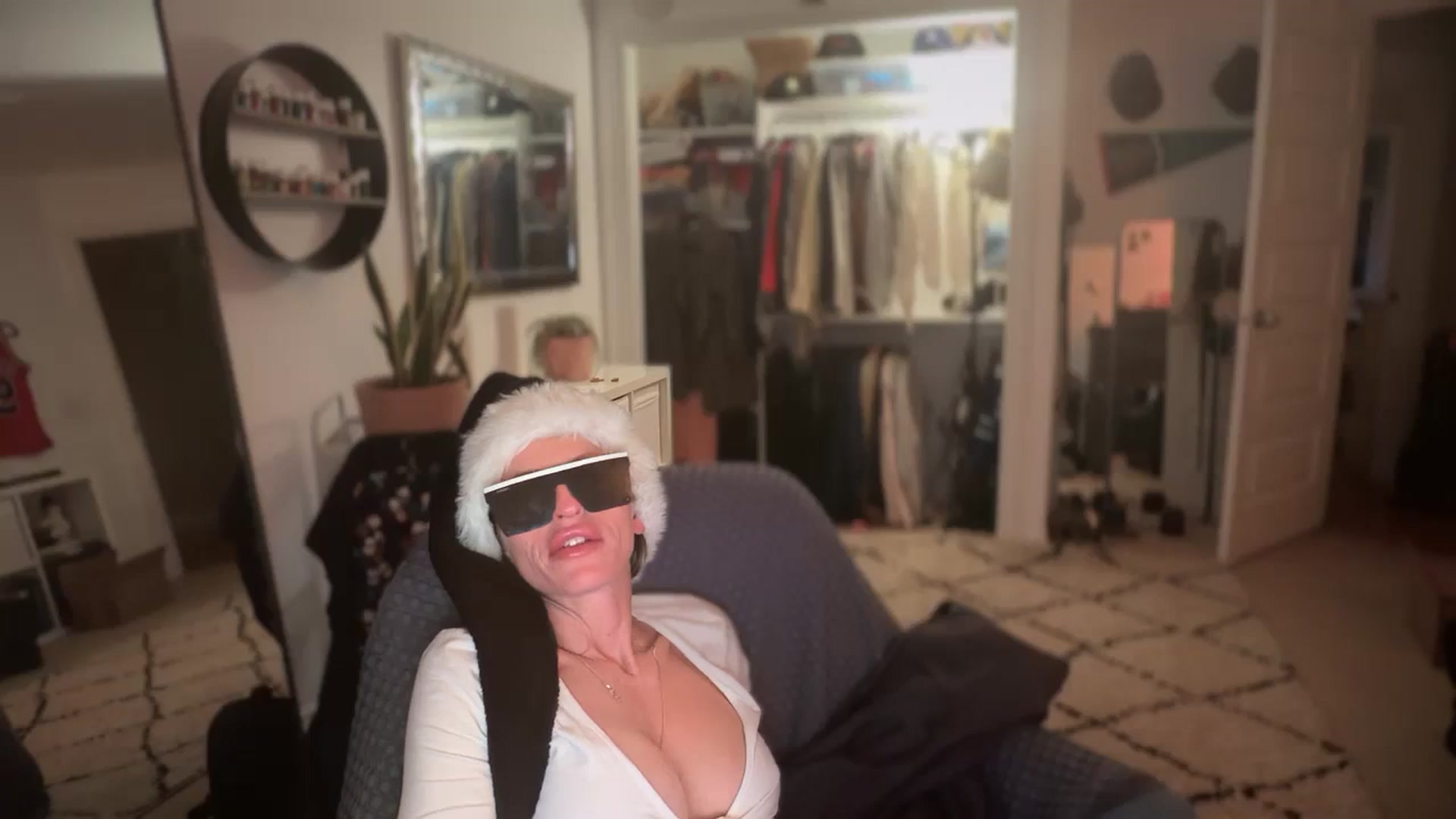 Gallery image thumbnail from HoneyHaus's myfreecams stream on, 12/17/2025, 08:31 image 15 of 20