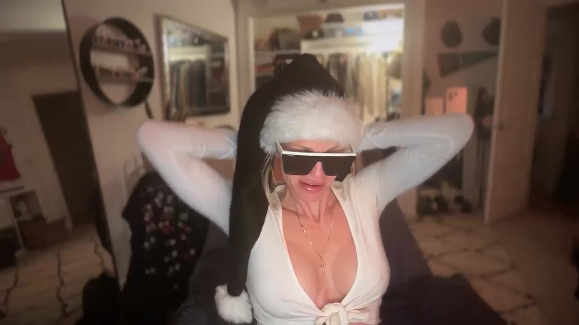 Gallery image thumbnail from HoneyHaus's myfreecams stream on, 12/17/2025, 08:31 image 13 of 20