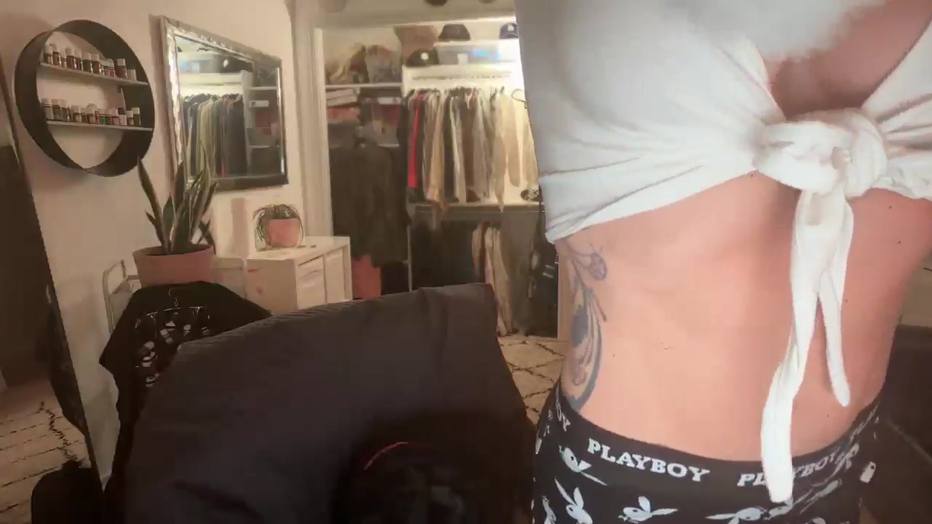 Gallery image thumbnail from HoneyHaus's myfreecams stream on, 12/17/2025, 08:31 image 9 of 20