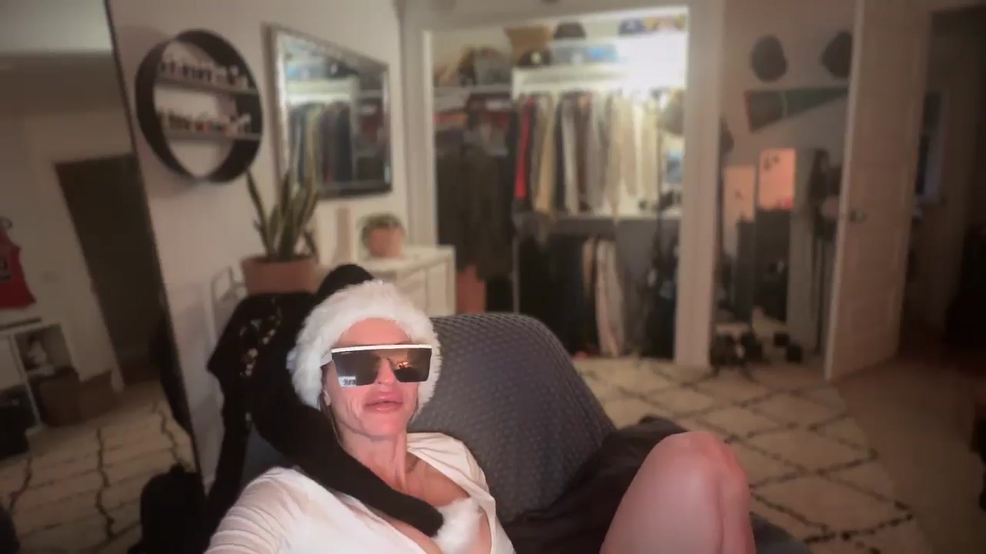 Gallery image thumbnail from HoneyHaus's myfreecams stream on, 12/17/2025, 08:31 image 16 of 20