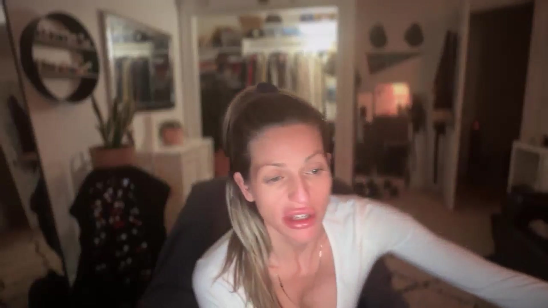 Gallery image thumbnail from HoneyHaus's myfreecams stream on, 12/17/2025, 08:31 image 2 of 20