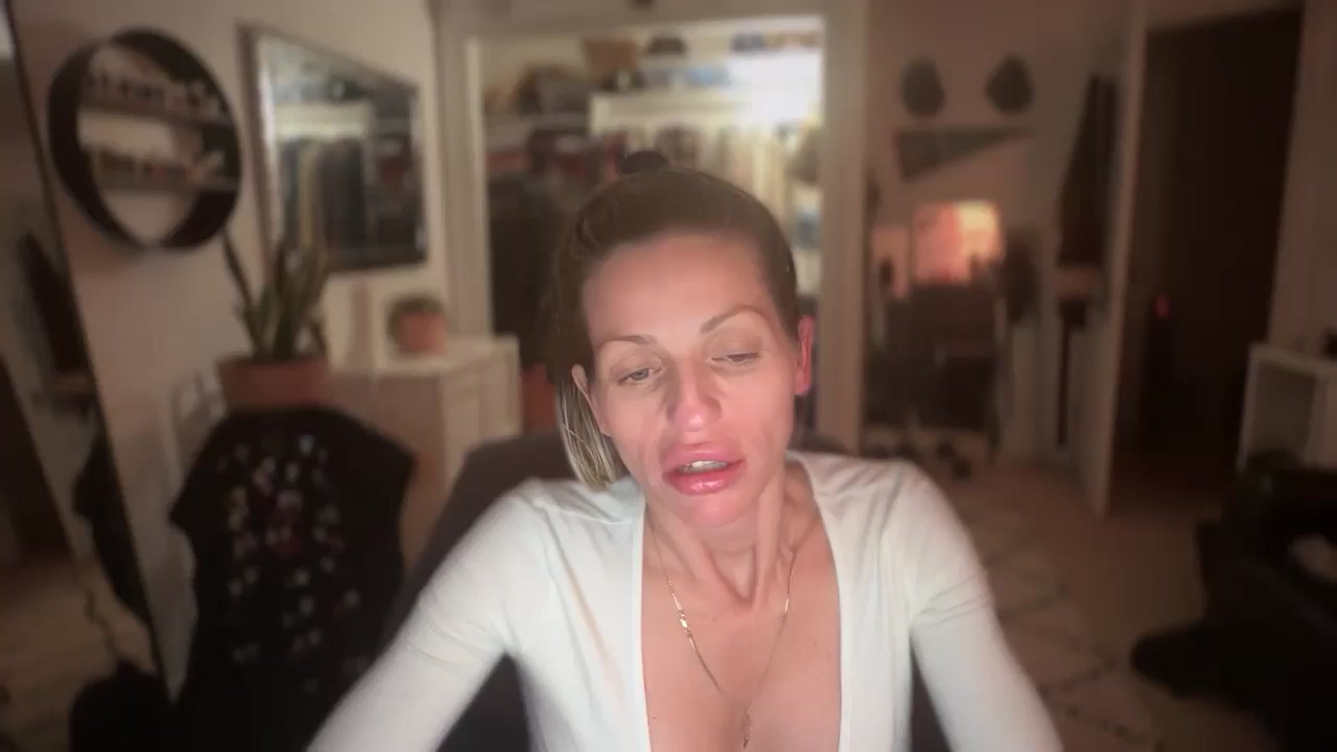 Gallery image thumbnail from HoneyHaus's myfreecams stream on, 12/17/2025, 08:31 image 3 of 20