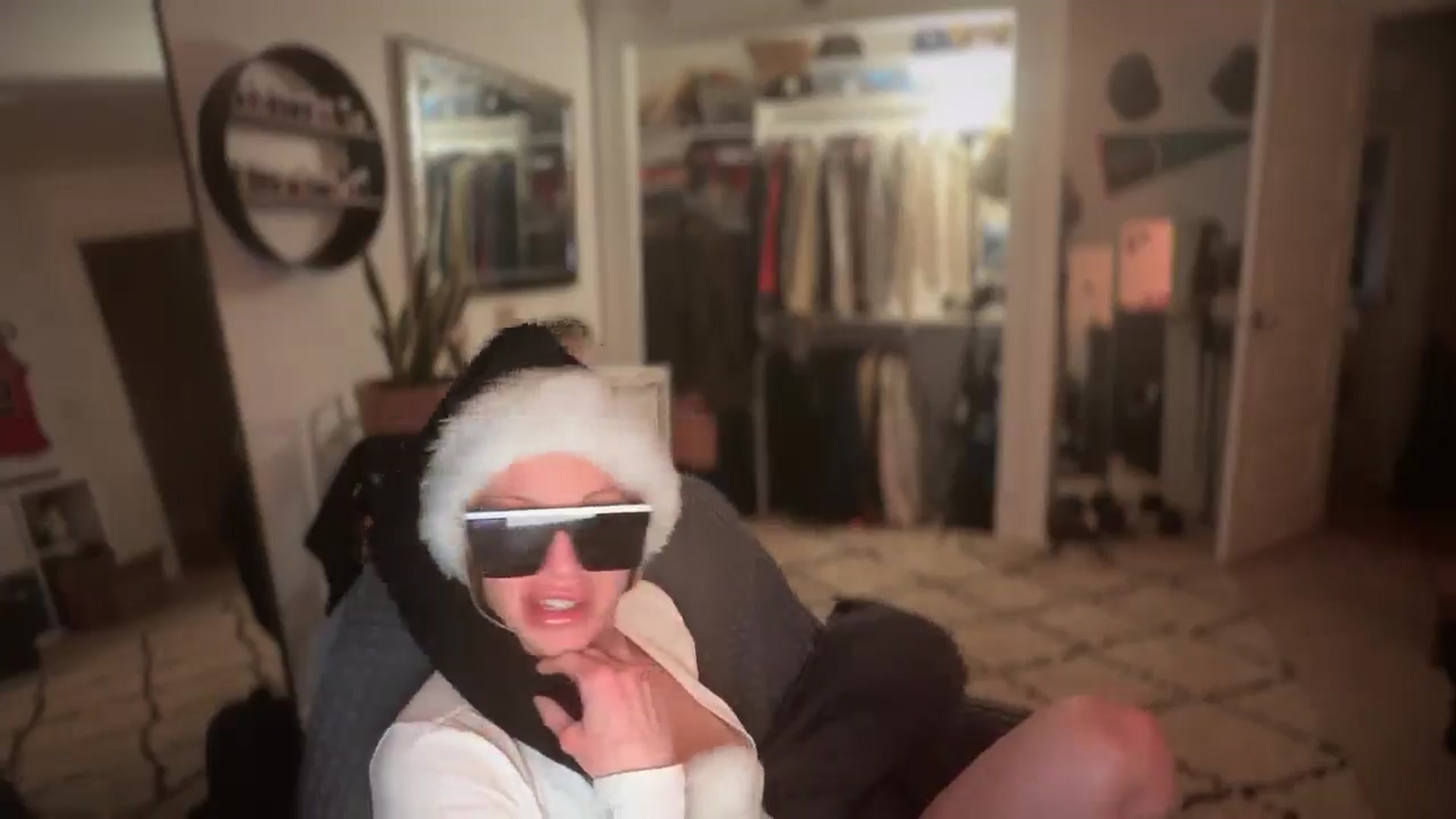 Gallery image thumbnail from HoneyHaus's myfreecams stream on, 12/17/2025, 08:31 image 19 of 20