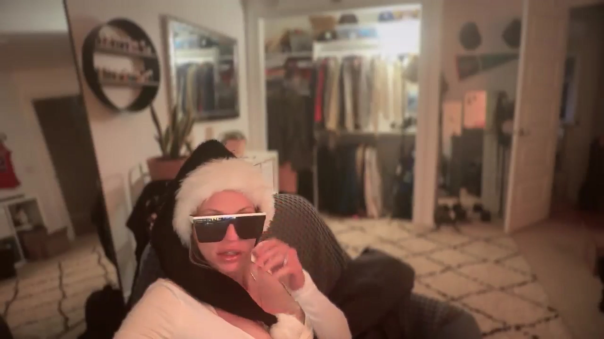 Gallery image thumbnail from HoneyHaus's myfreecams stream on, 12/17/2025, 08:31 image 20 of 20