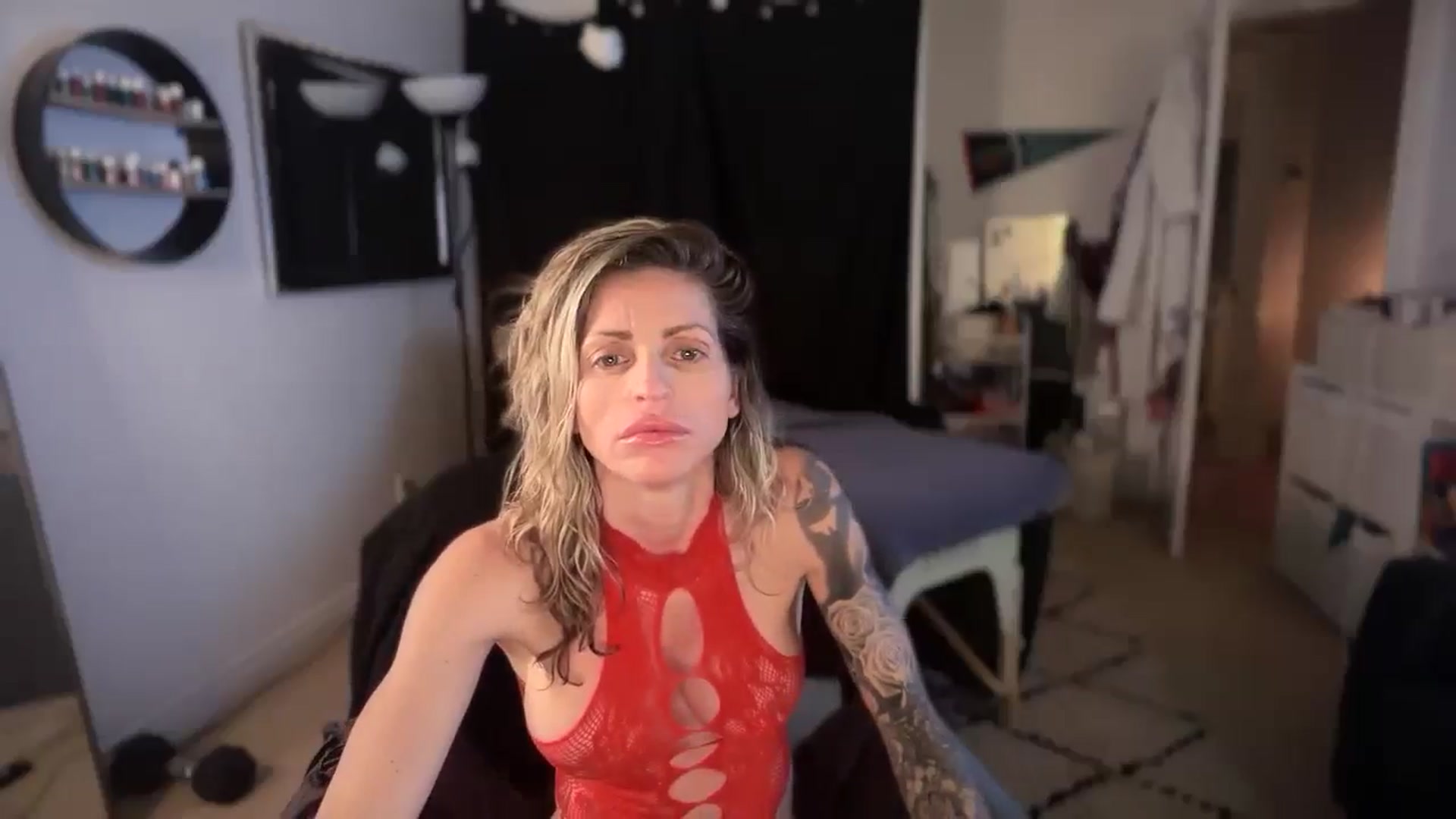 Gallery image thumbnail from HoneyHaus's myfreecams stream on, 12/24/2025, 06:50 image 5 of 20