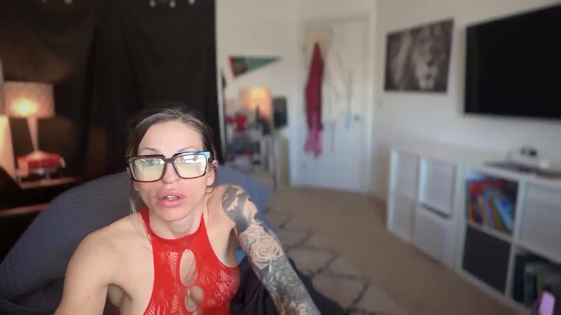 Gallery image thumbnail from HoneyHaus's myfreecams stream on, 12/25/2025, 20:25 image 15 of 20
