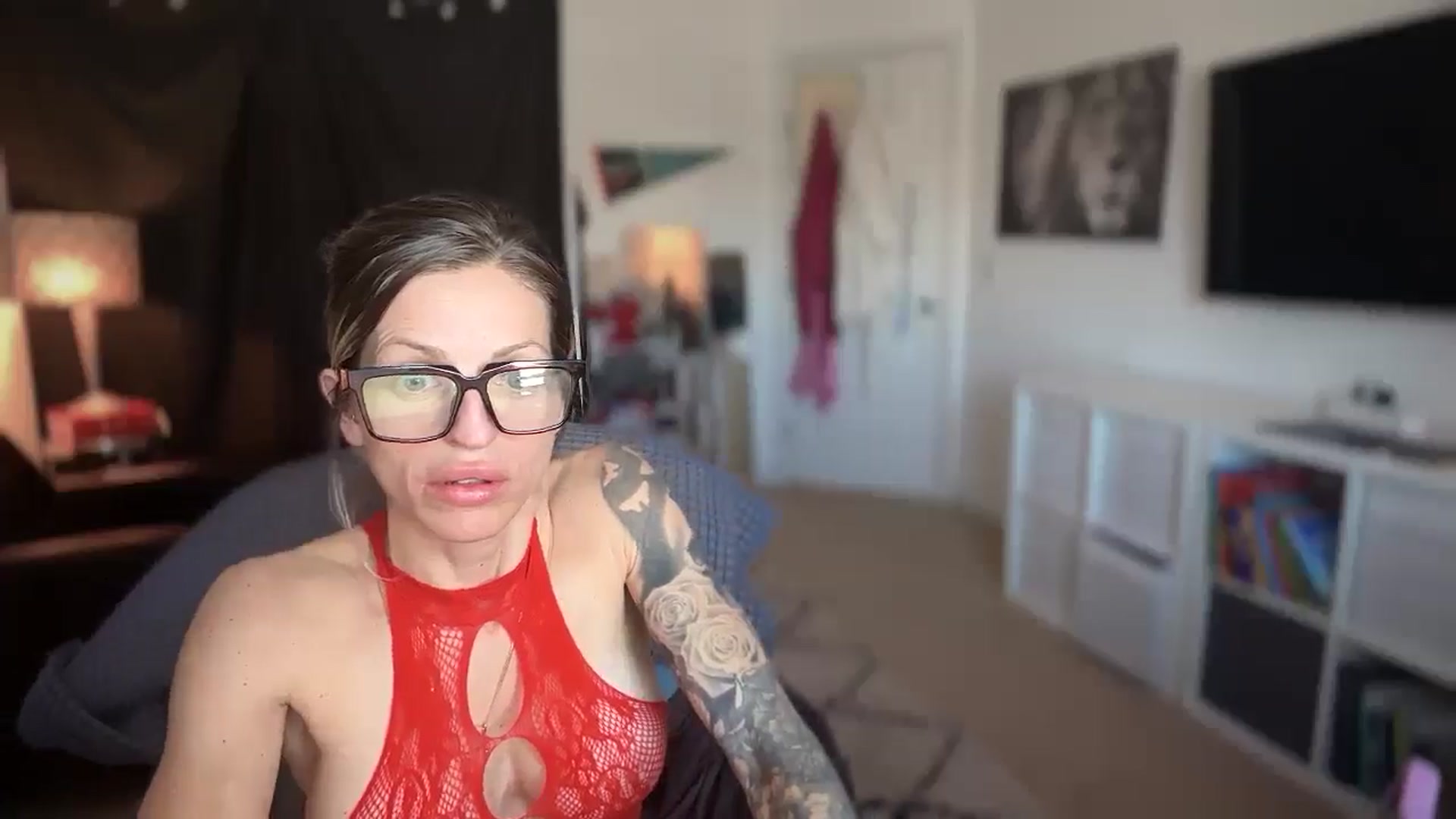 Gallery image thumbnail from HoneyHaus's myfreecams stream on, 12/25/2025, 20:25 image 16 of 20