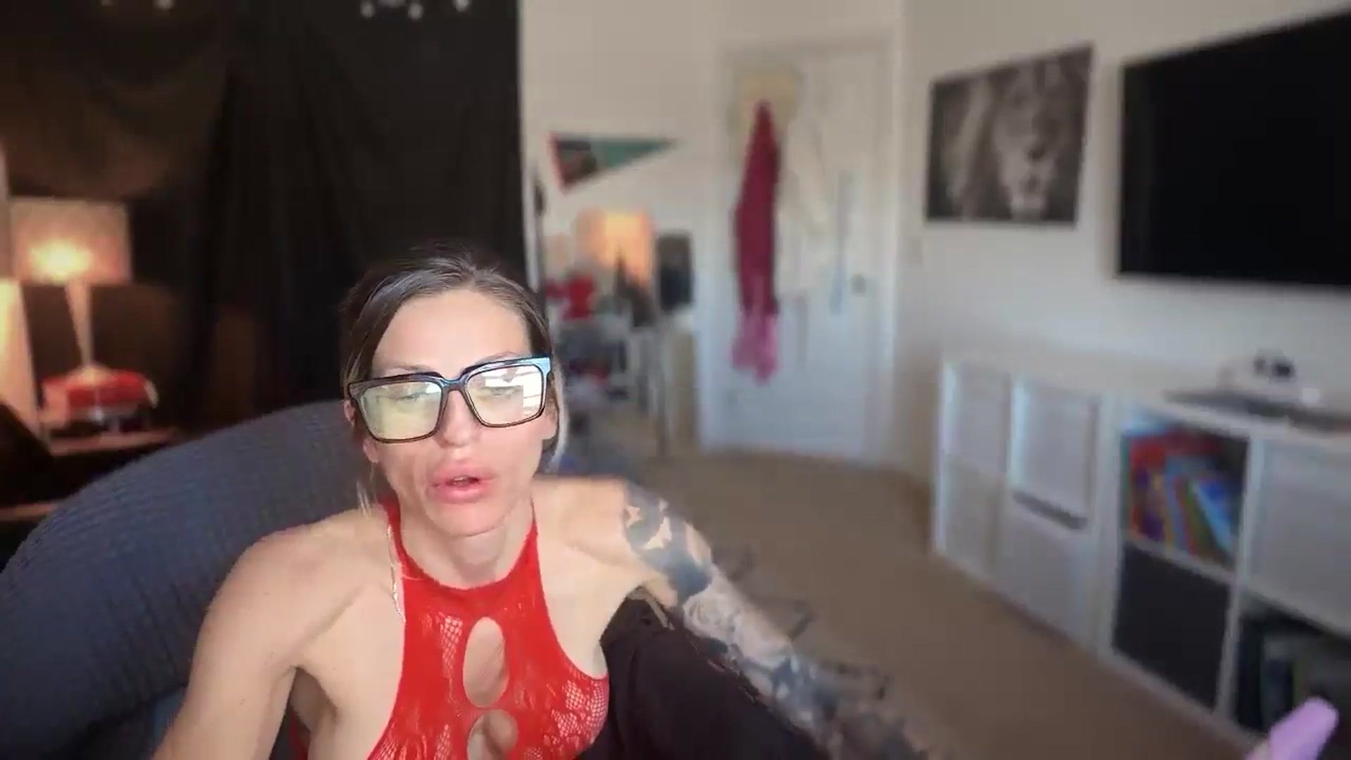 Gallery image thumbnail from HoneyHaus's myfreecams stream on, 12/25/2025, 20:25 image 2 of 20