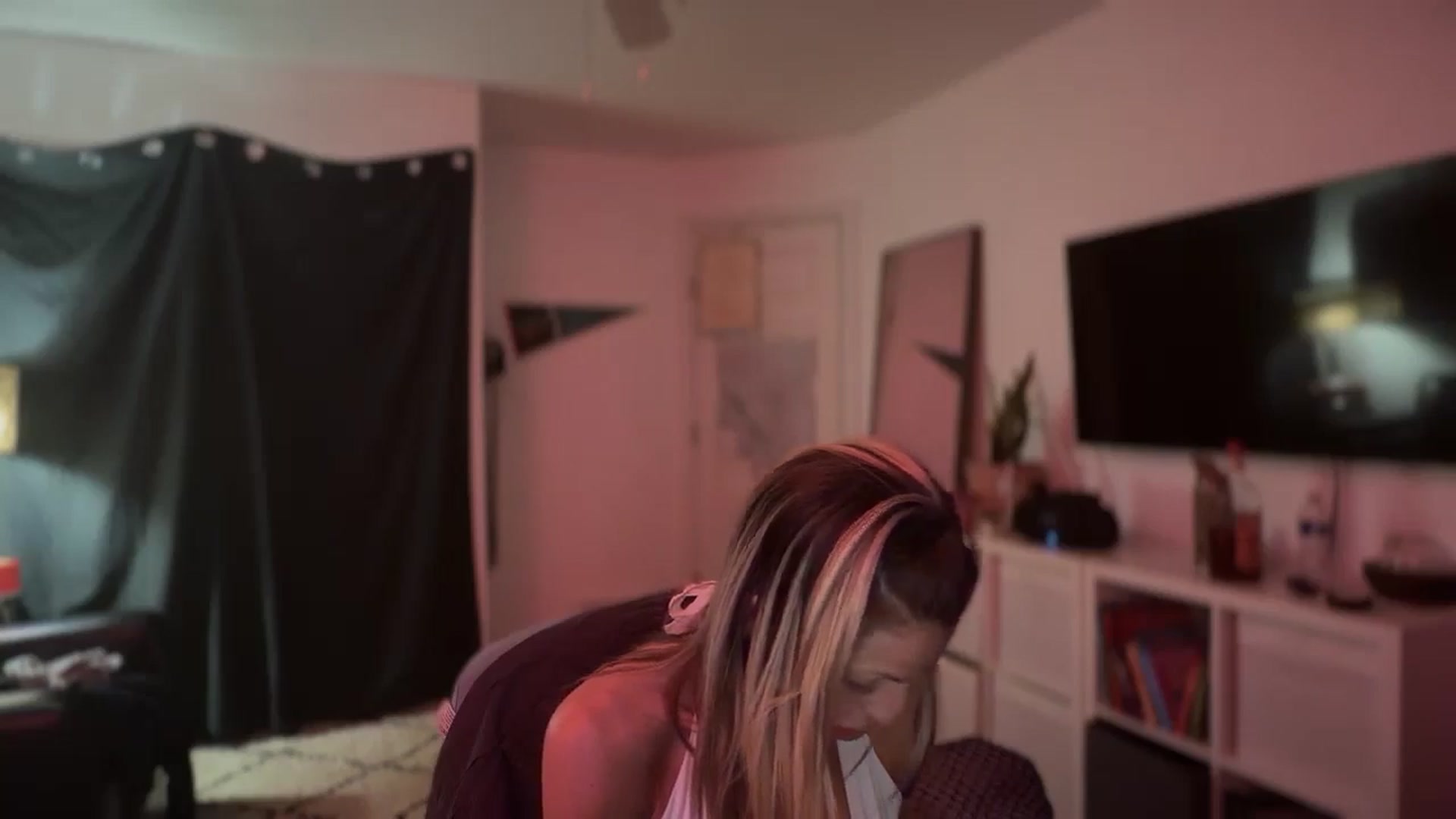 Gallery image thumbnail from HoneyHaus's myfreecams stream on, 12/28/2025, 10:25 image 20 of 20