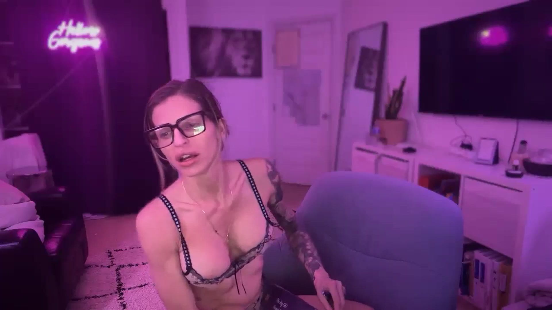 Gallery image thumbnail from HoneyHaus's myfreecams stream on, 12/31/2025, 11:04 image 16 of 20