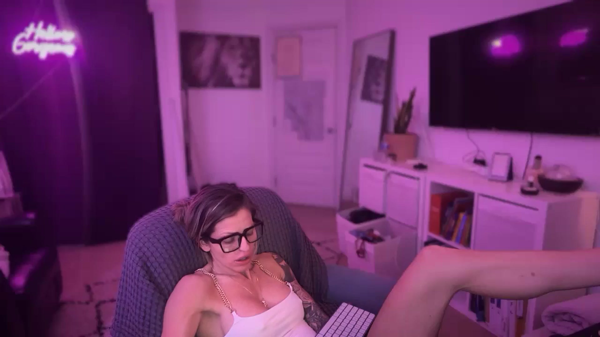 Gallery image thumbnail from HoneyHaus's myfreecams stream on, 12/31/2025, 11:51 image 12 of 20