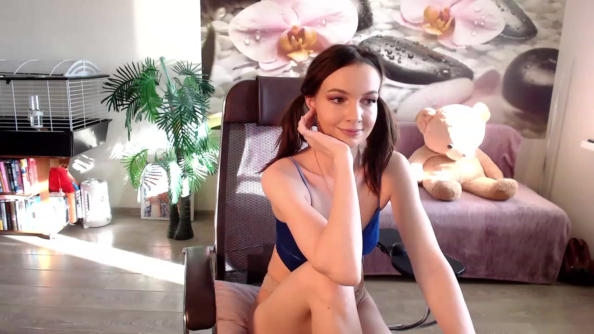 Gallery image thumbnail from HoneyIAmHome's myfreecams stream on, 11/21/2022, 04:32 image 19 of 20