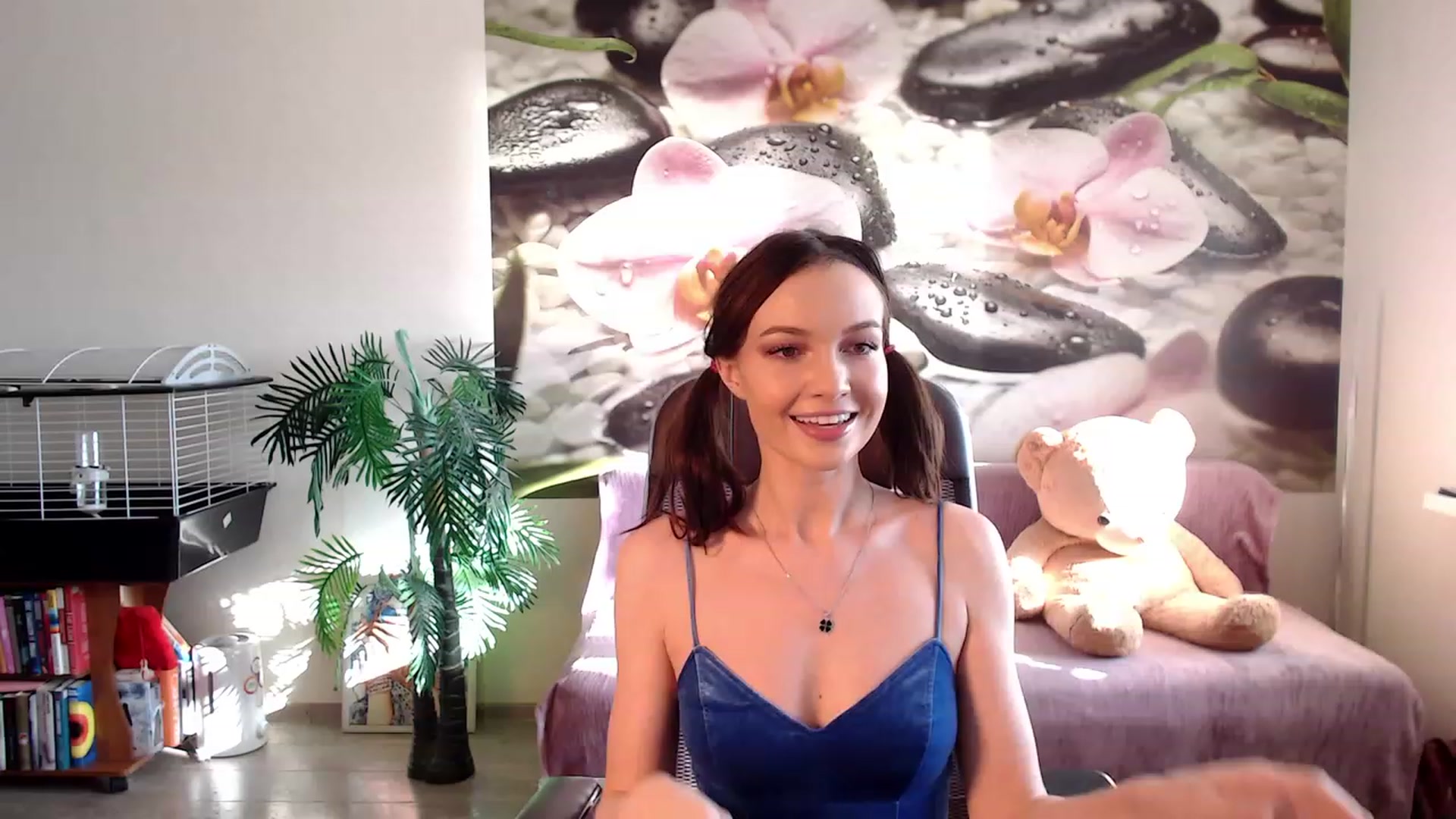 Gallery image thumbnail from HoneyIAmHome's myfreecams stream on, 11/21/2022, 04:32 image 12 of 20