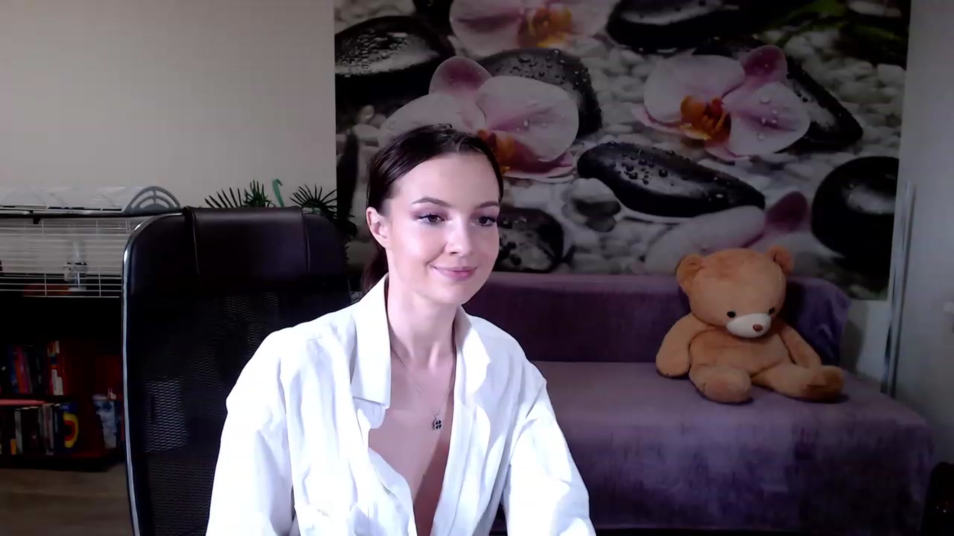 Gallery image thumbnail from HoneyIAmHome's myfreecams stream on, 11/21/2022, 07:58 image 18 of 20