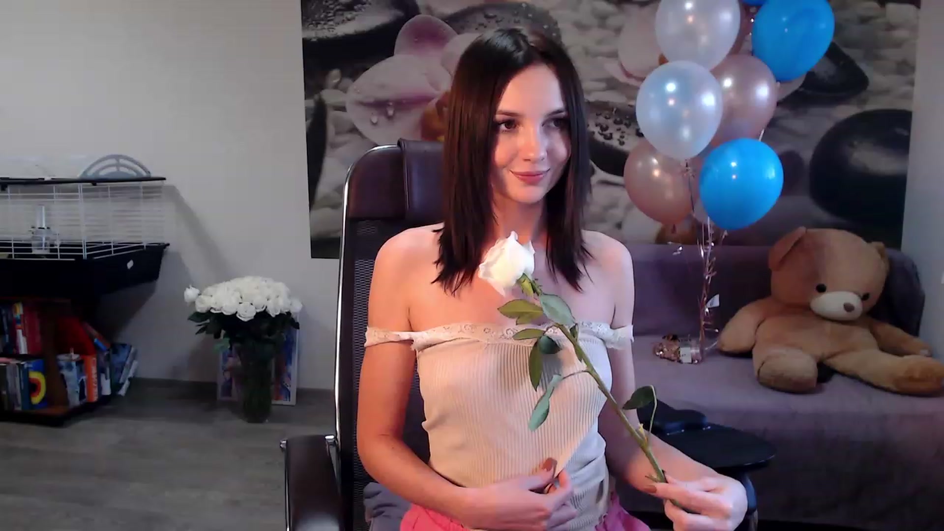 Gallery image thumbnail from HoneyIAmHome's myfreecams stream on, 12/08/2022, 08:53 image 2 of 20