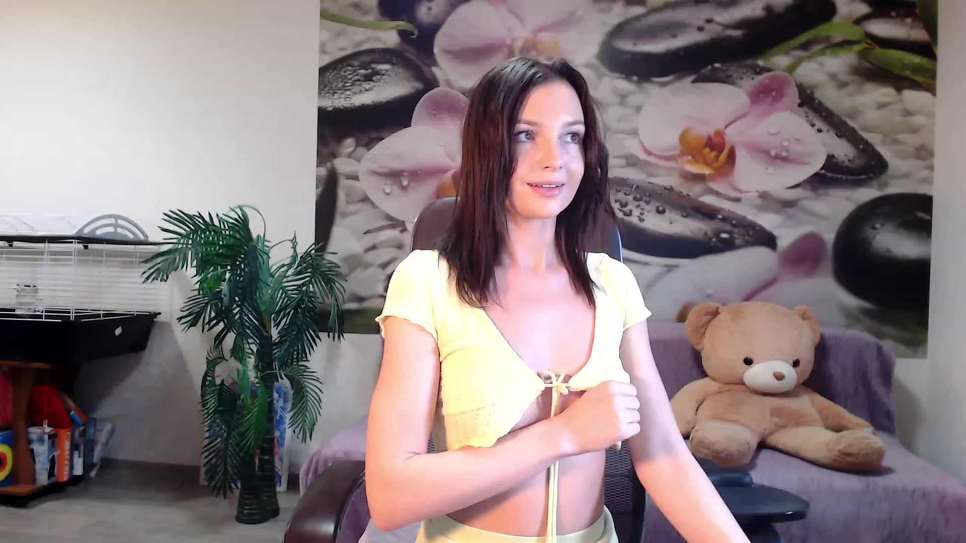 Gallery image thumbnail from HoneyIAmHome's myfreecams stream on, 12/12/2022, 06:57 image 1 of 20