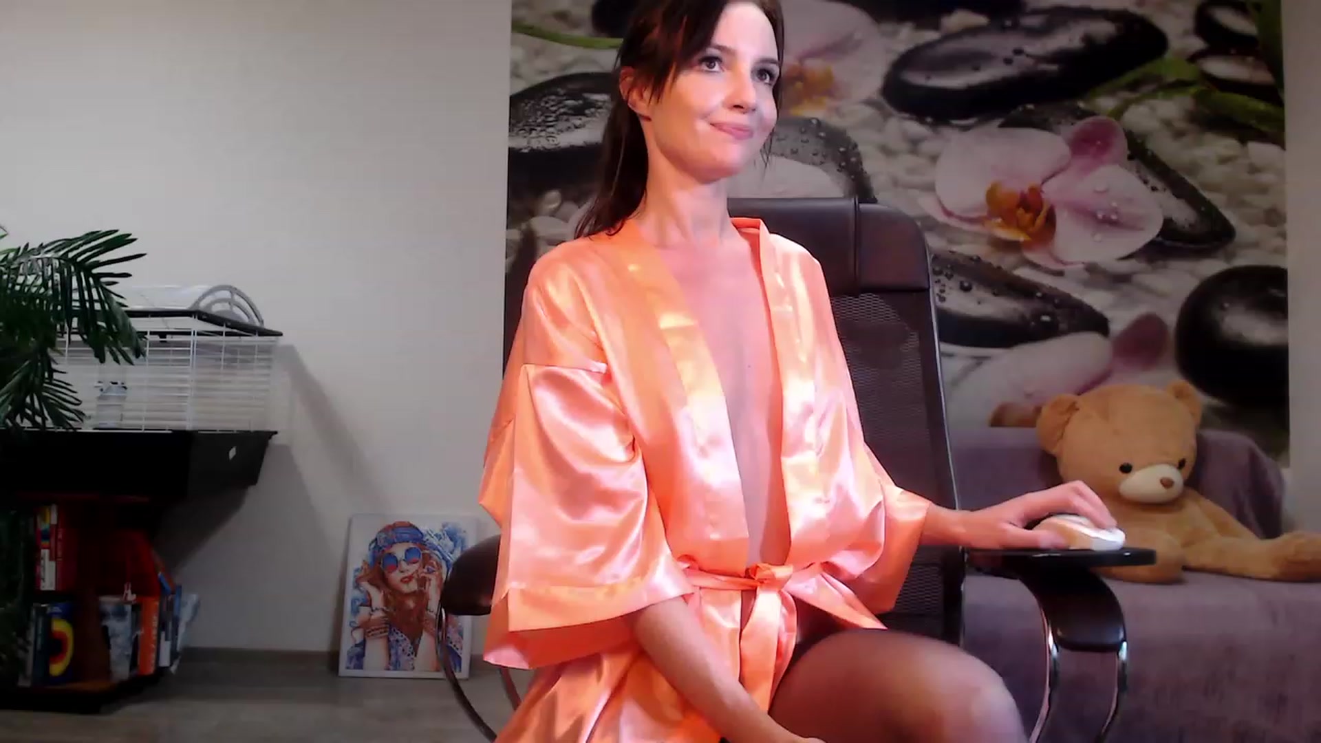 Gallery image thumbnail from HoneyIAmHome's myfreecams stream on, 12/17/2022, 08:11 image 1 of 20