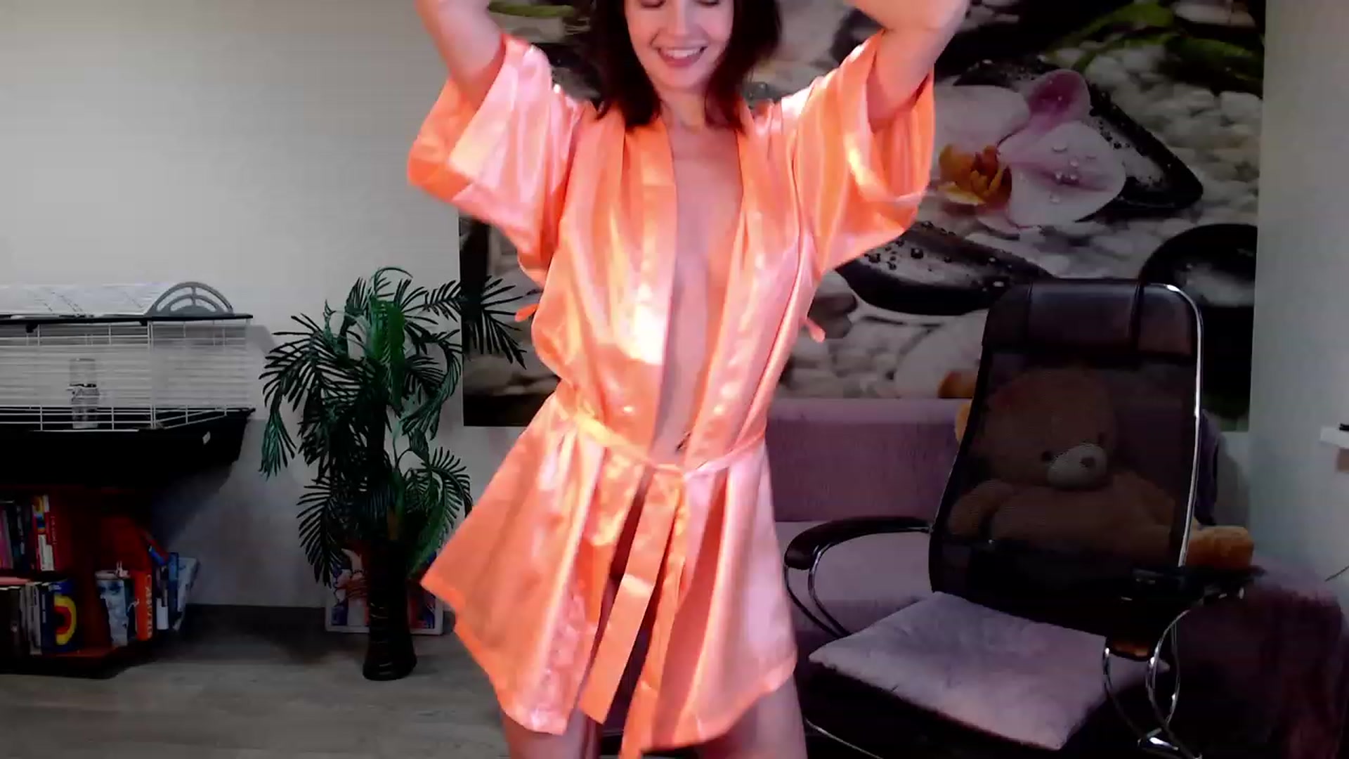 Gallery image thumbnail from HoneyIAmHome's myfreecams stream on, 12/18/2022, 07:44 image 12 of 20