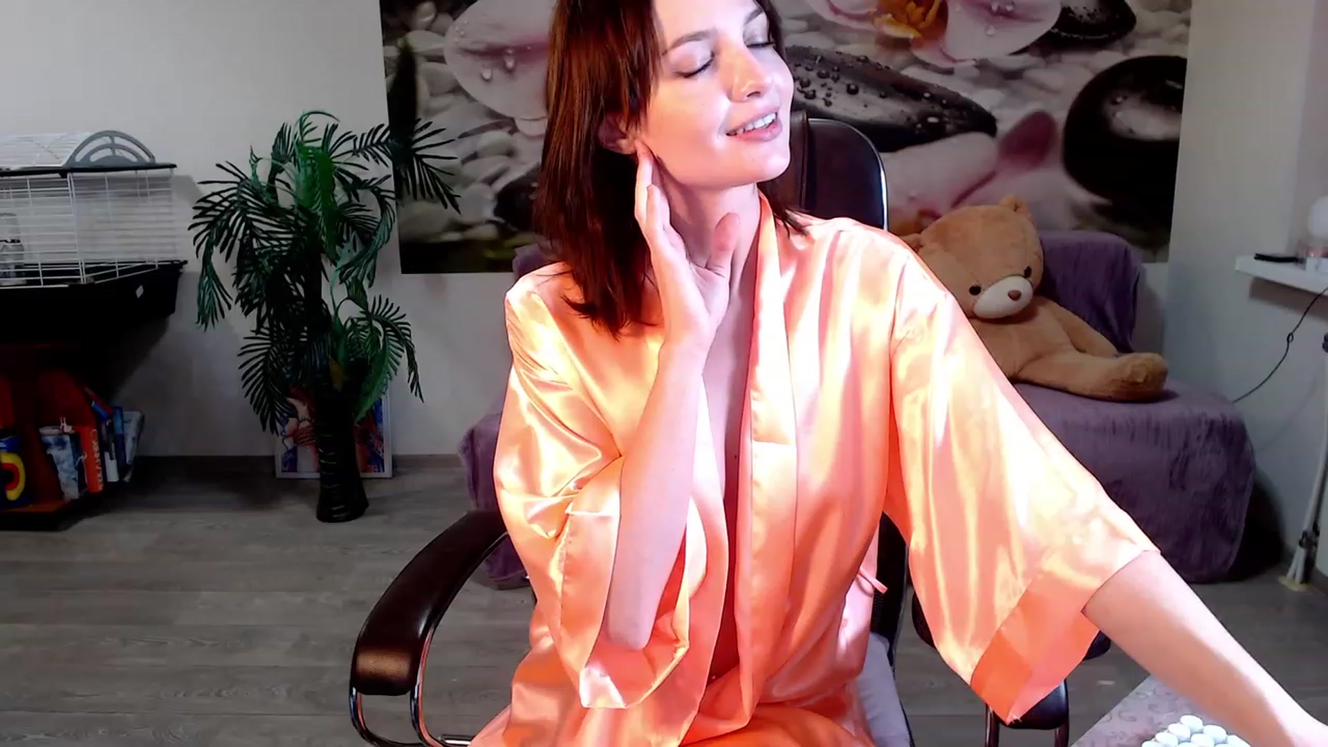 Gallery image thumbnail from HoneyIAmHome's myfreecams stream on, 12/18/2022, 07:44 image 17 of 20