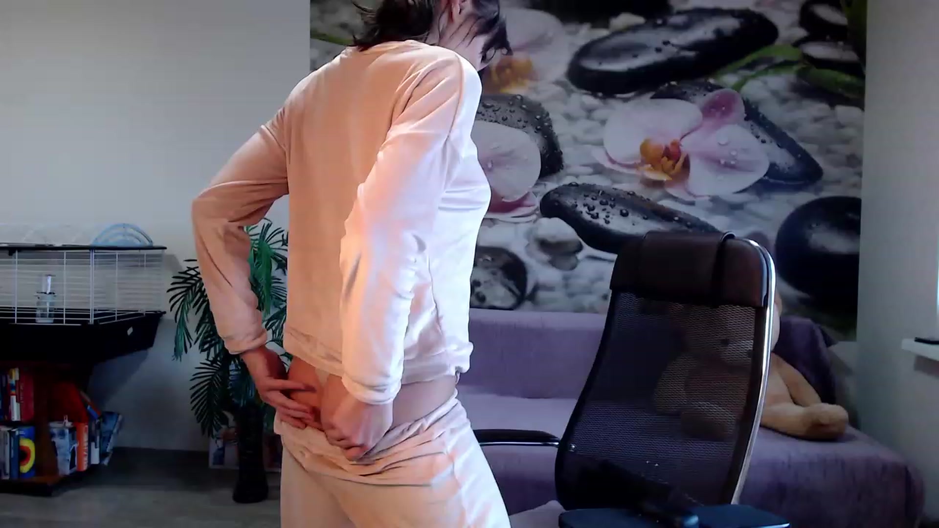 Gallery image thumbnail from HoneyIAmHome's myfreecams stream on, 12/19/2022, 07:44 image 1 of 20