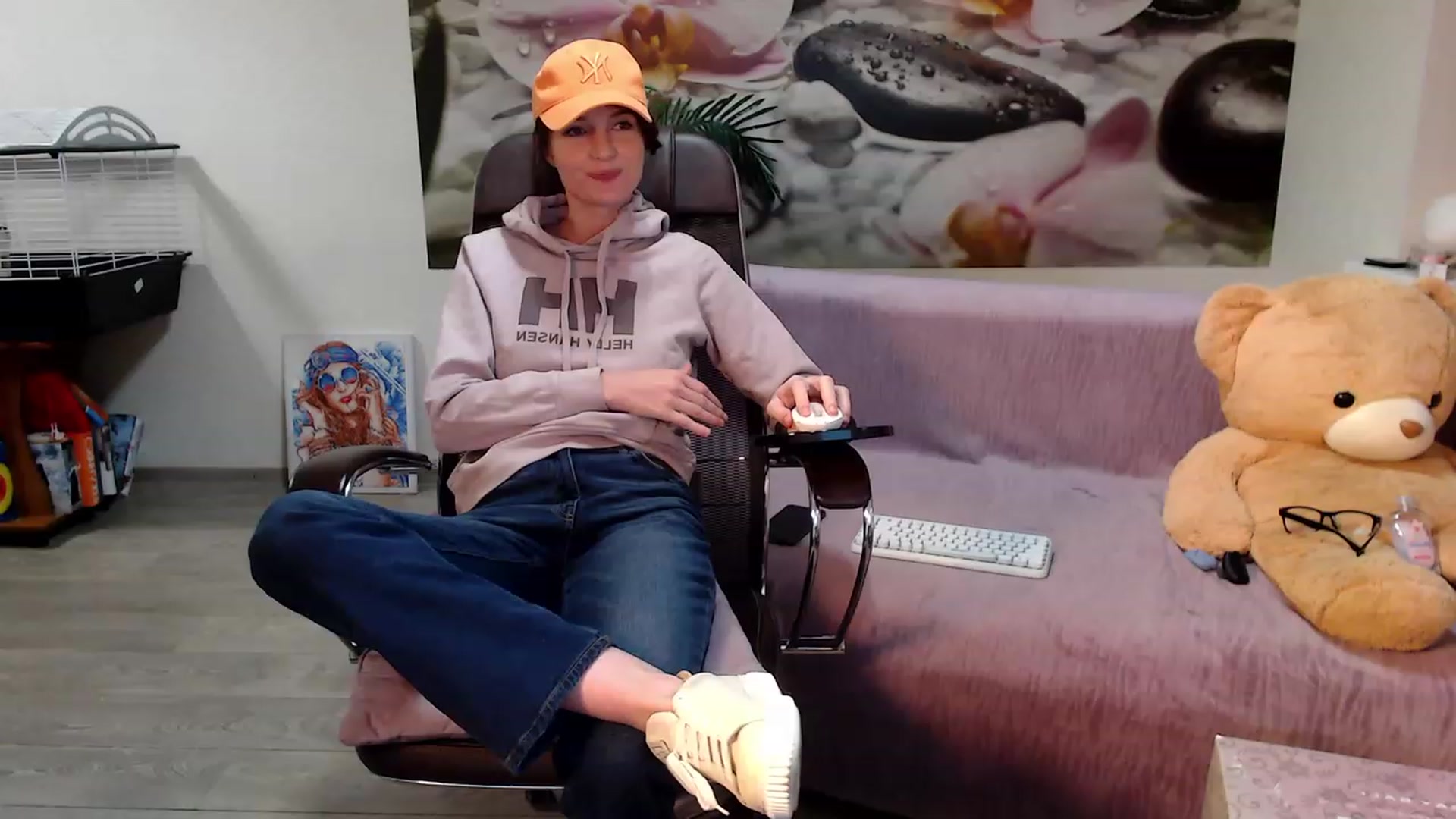 Gallery image thumbnail from HoneyIAmHome's myfreecams stream on, 12/19/2022, 08:29 image 13 of 20