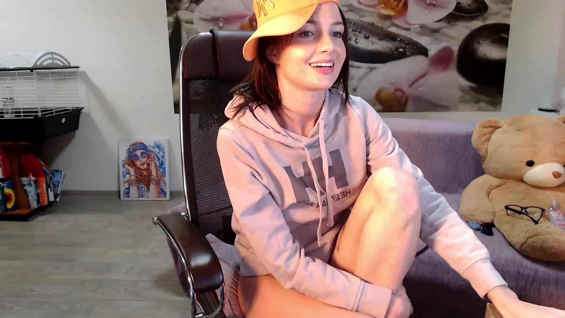 Gallery image thumbnail from HoneyIAmHome's myfreecams stream on, 12/19/2022, 08:29 image 17 of 20