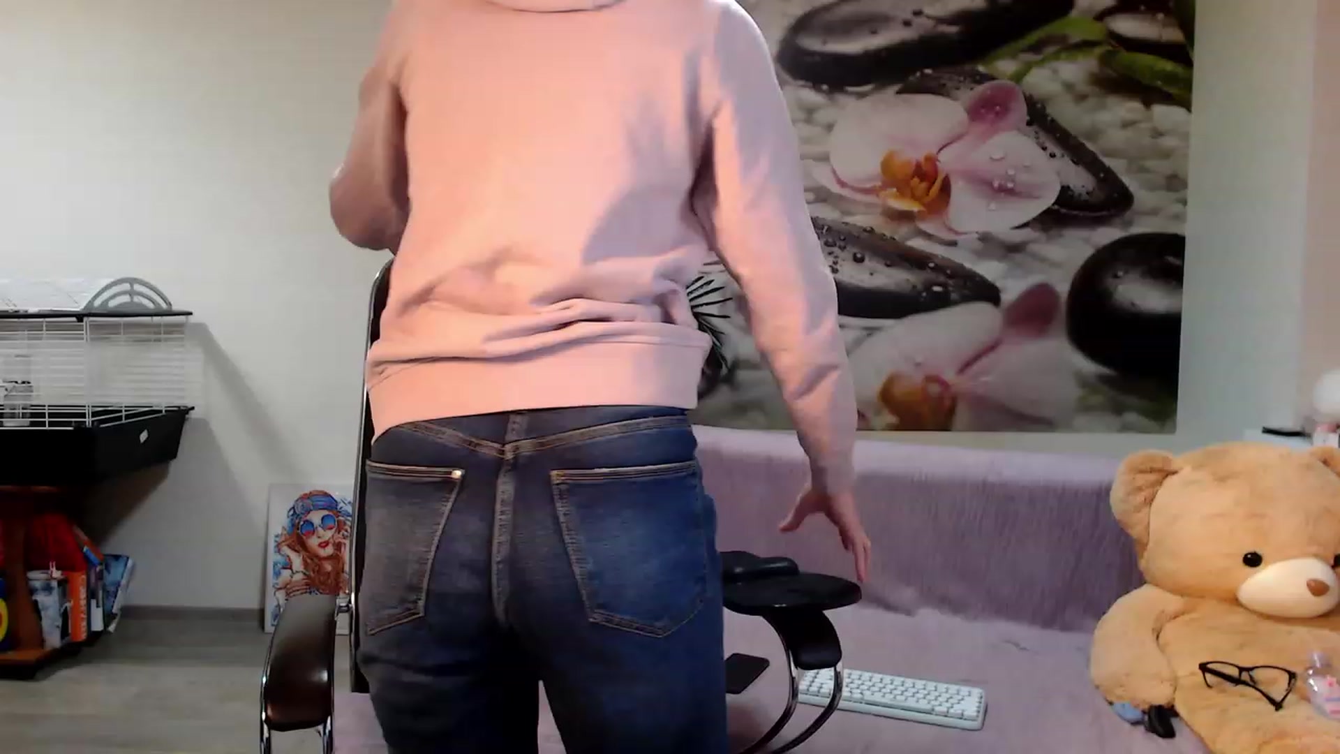 Gallery image thumbnail from HoneyIAmHome's myfreecams stream on, 12/19/2022, 08:29 image 14 of 20
