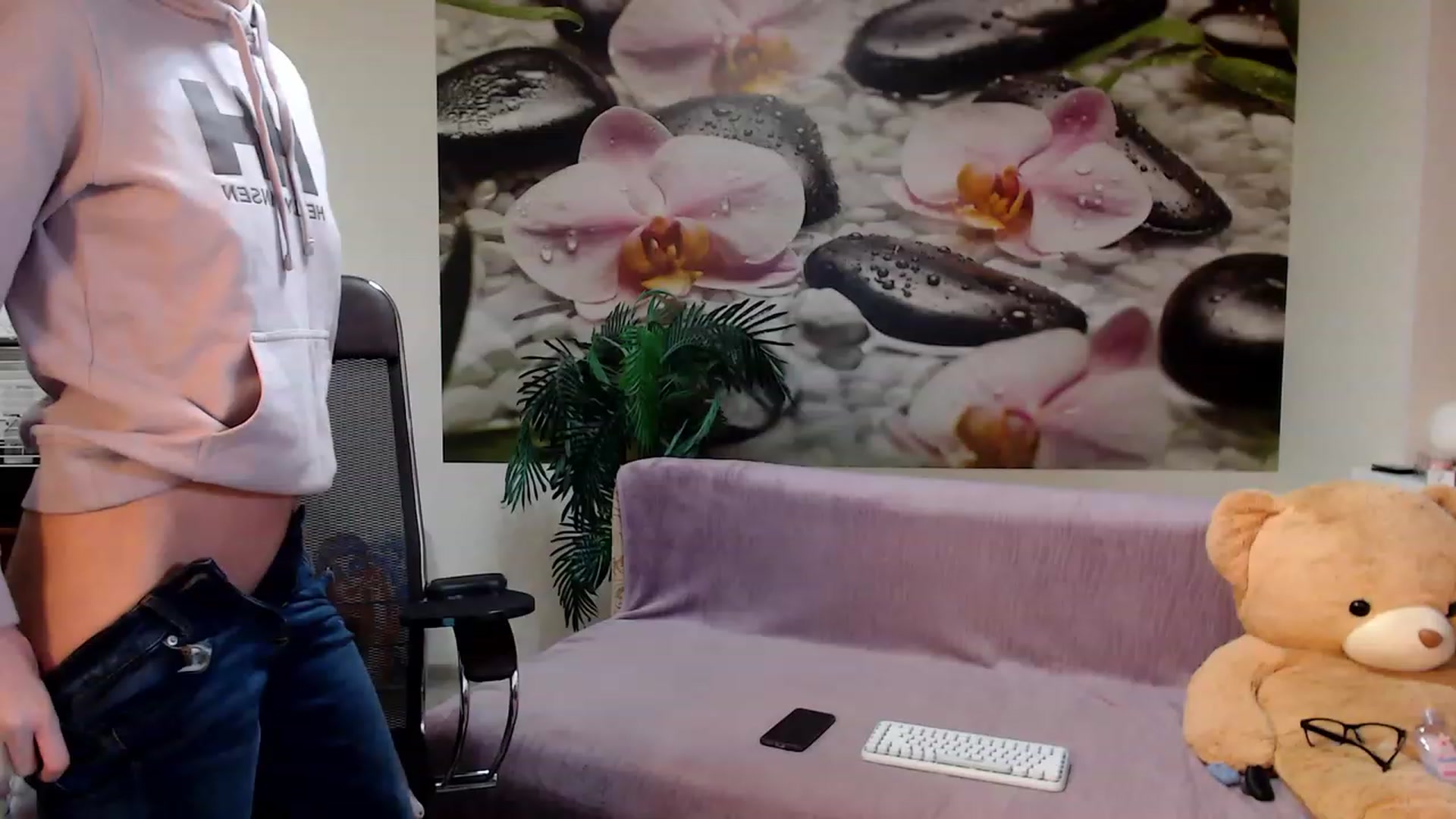 Gallery image thumbnail from HoneyIAmHome's myfreecams stream on, 12/19/2022, 08:29 image 15 of 20