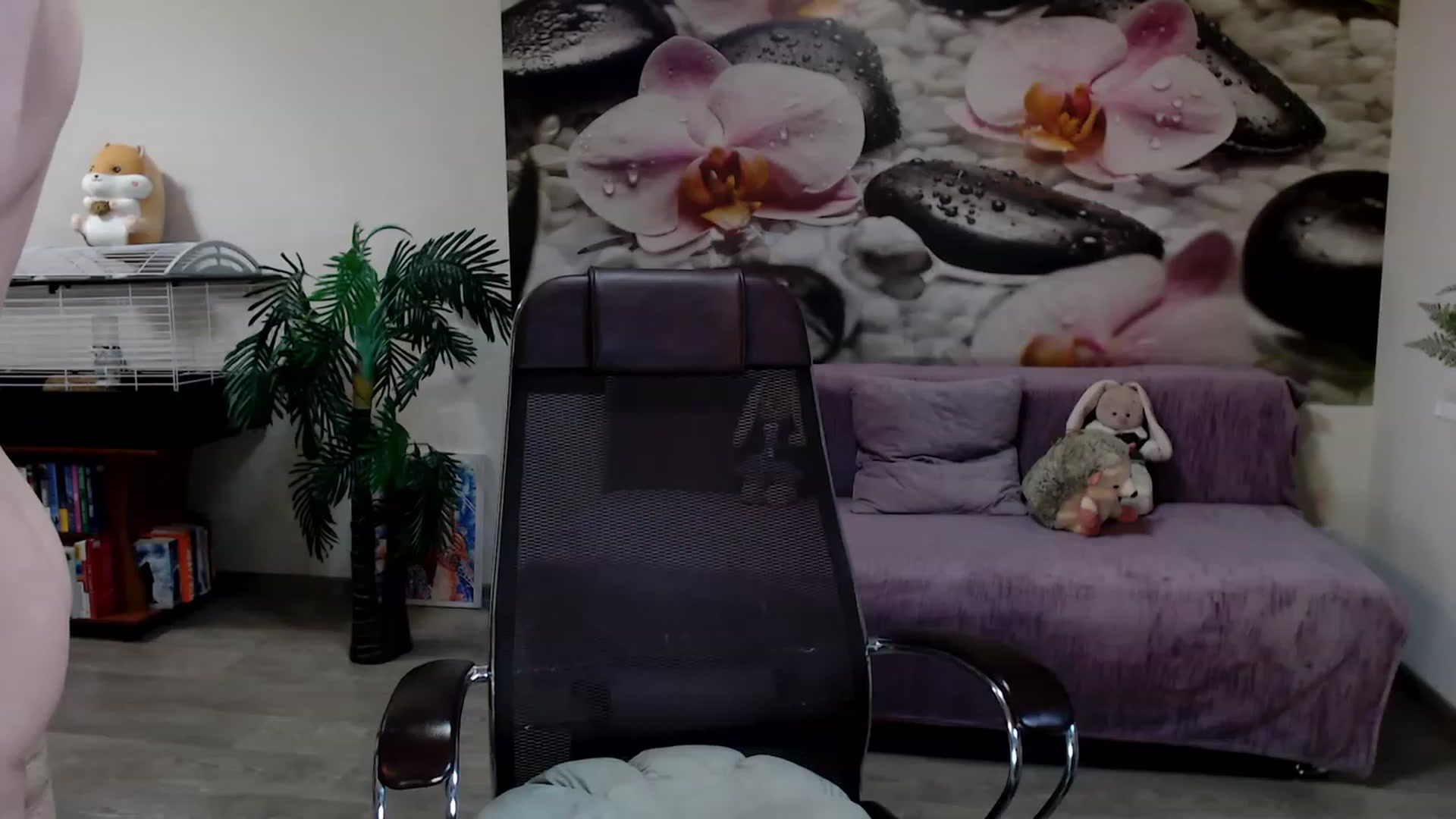 Gallery image thumbnail from HoneyIAmHome's myfreecams stream on, 01/15/2023, 08:17 image 18 of 20