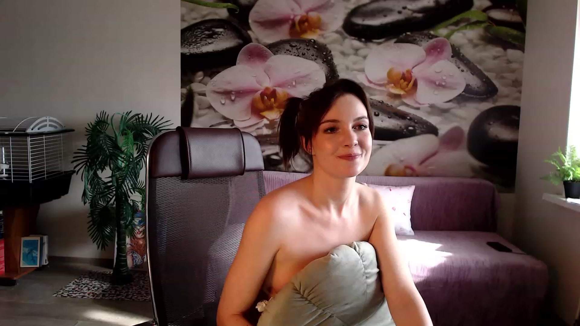 Gallery image thumbnail from HoneyIAmHome's myfreecams stream on, 02/25/2023, 06:06 image 4 of 20