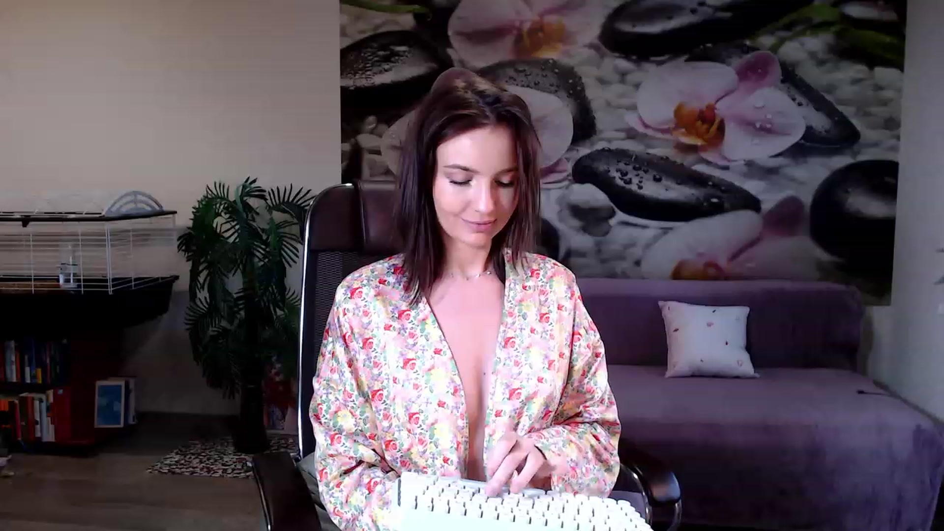 Gallery image thumbnail from HoneyIAmHome's myfreecams stream on, 03/01/2023, 09:07 image 3 of 20