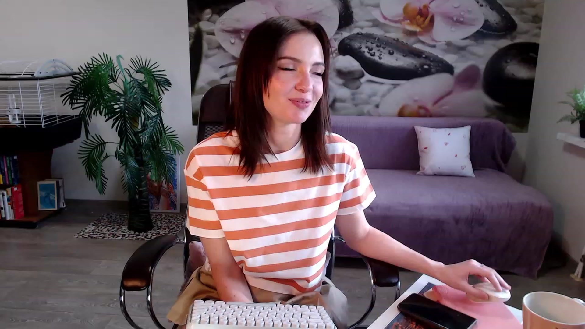 Gallery image thumbnail from HoneyIAmHome's myfreecams stream on, 03/05/2023, 08:10 image 1 of 20