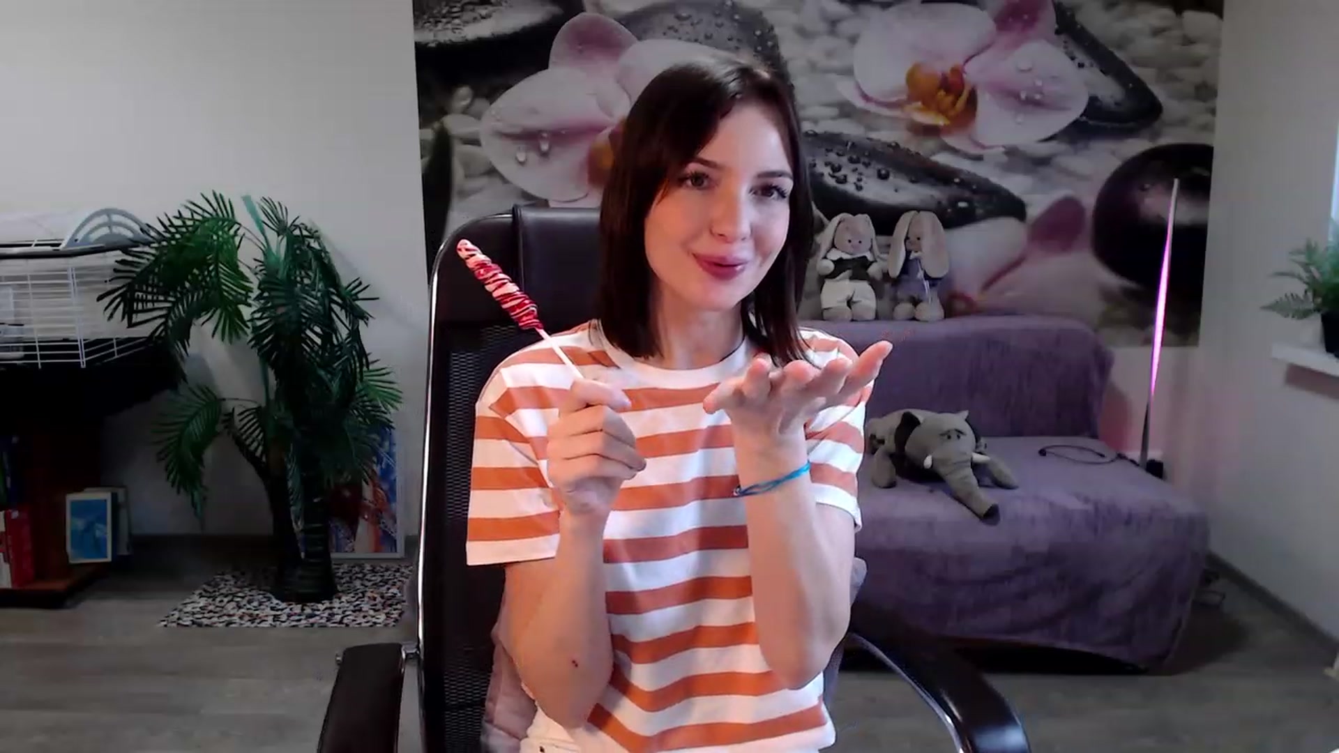 Gallery image thumbnail from HoneyIAmHome's myfreecams stream on, 03/15/2023, 07:21 image 16 of 20