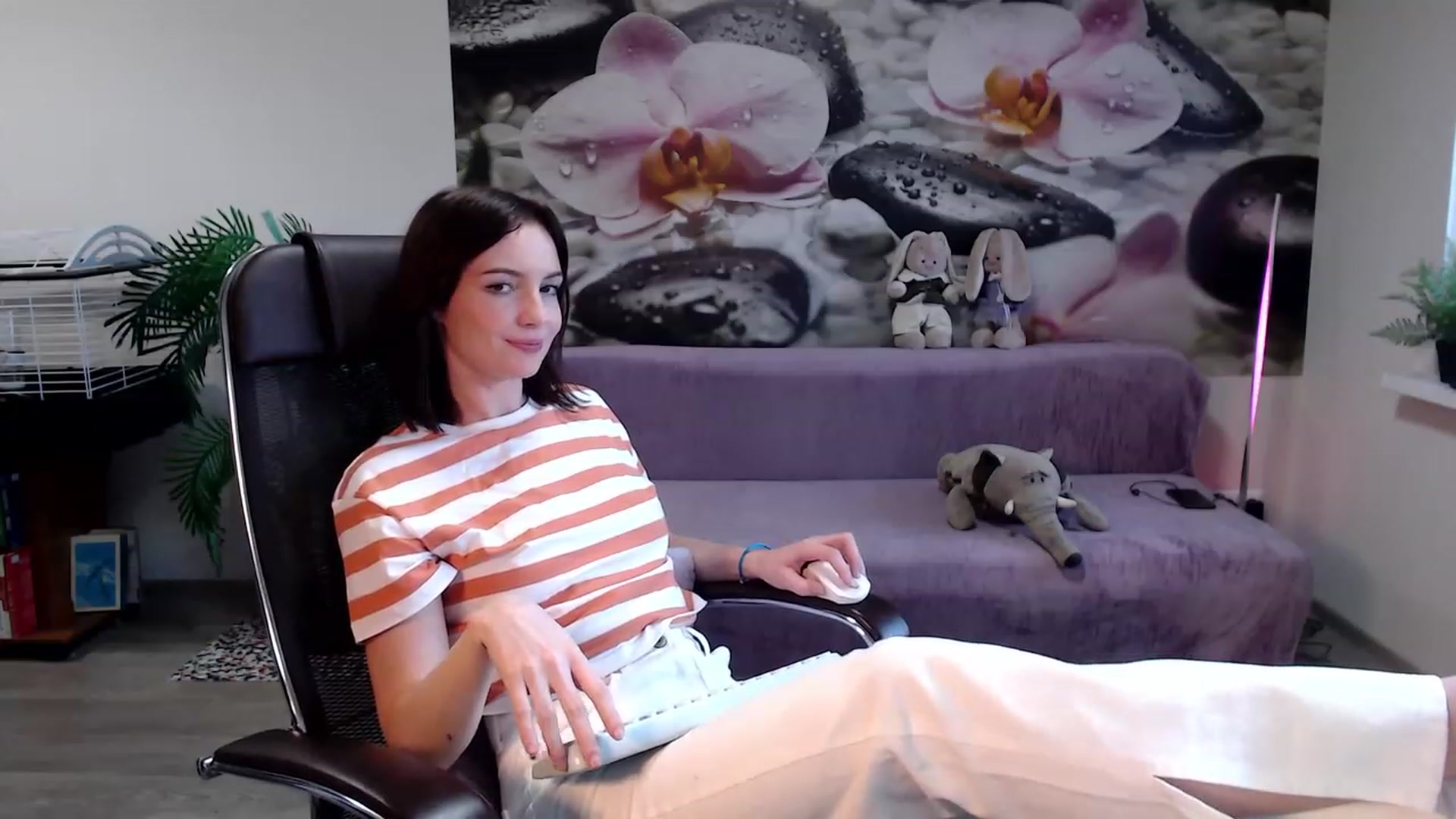 Gallery image thumbnail from HoneyIAmHome's myfreecams stream on, 03/15/2023, 07:21 image 15 of 20