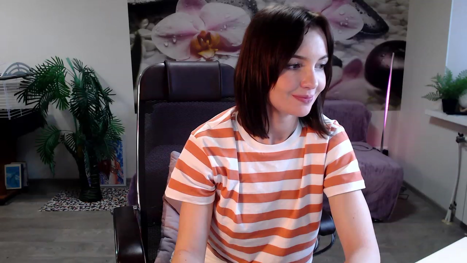 Gallery image thumbnail from HoneyIAmHome's myfreecams stream on, 03/15/2023, 07:21 image 17 of 20