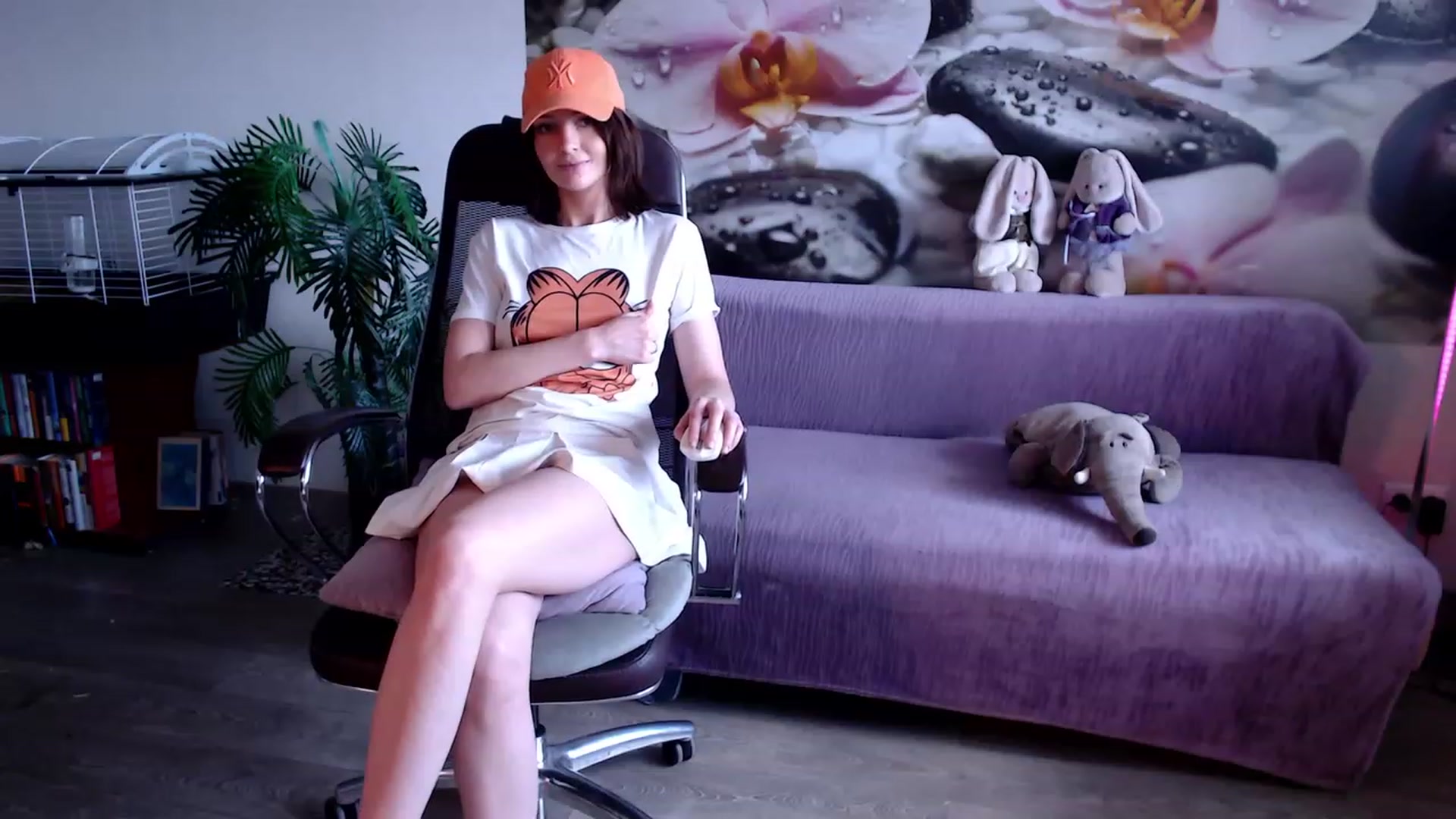 Gallery image thumbnail from HoneyIAmHome's myfreecams stream on, 03/16/2023, 07:01 image 10 of 20