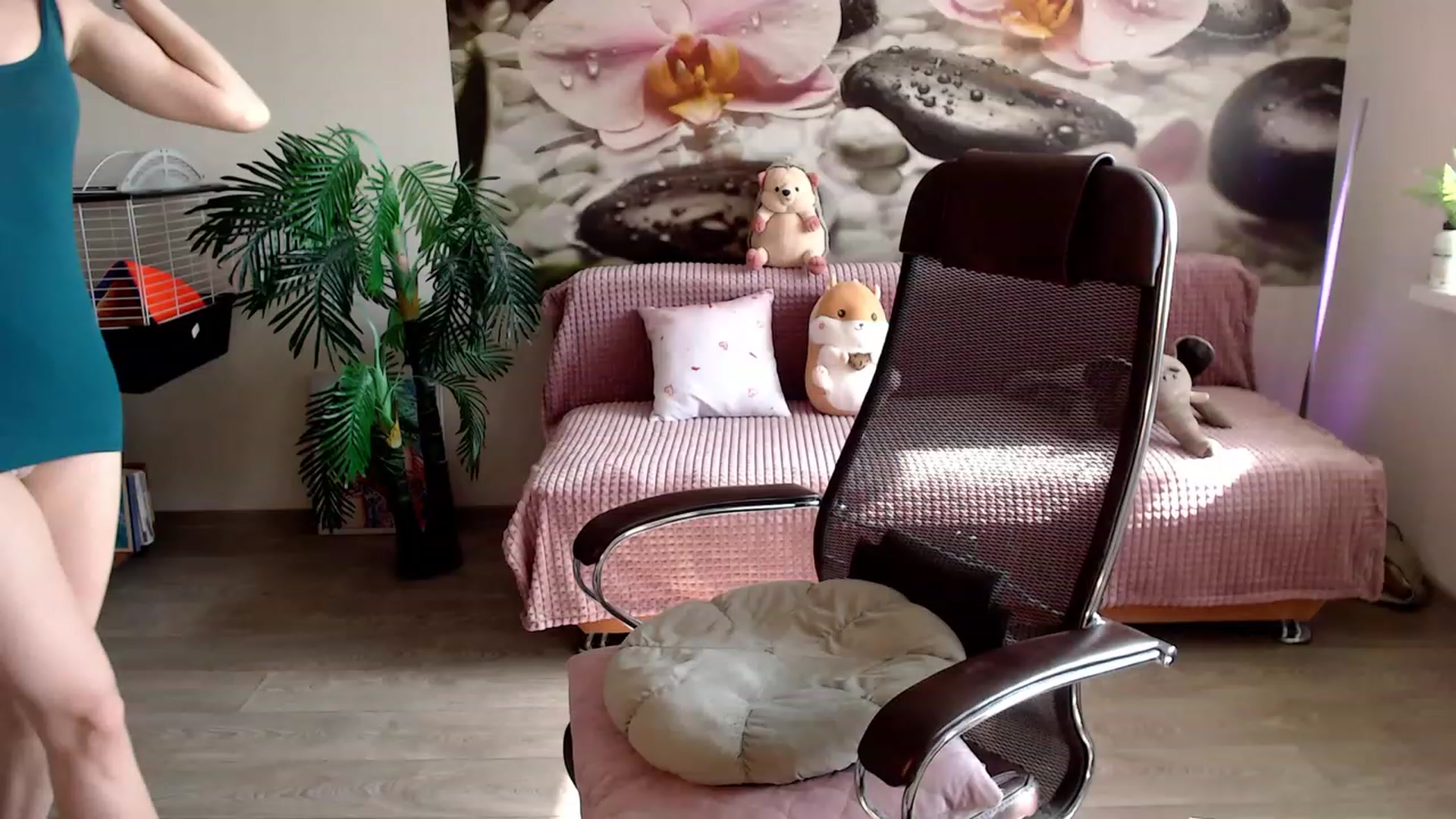 Gallery image thumbnail from HoneyIAmHome's myfreecams stream on, 03/26/2023, 08:08 image 3 of 20