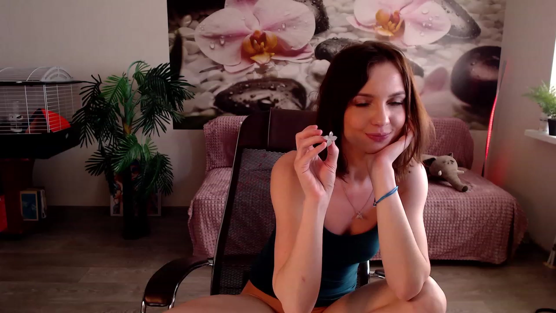 Gallery image thumbnail from HoneyIAmHome's myfreecams stream on, 03/27/2023, 08:36 image 8 of 20