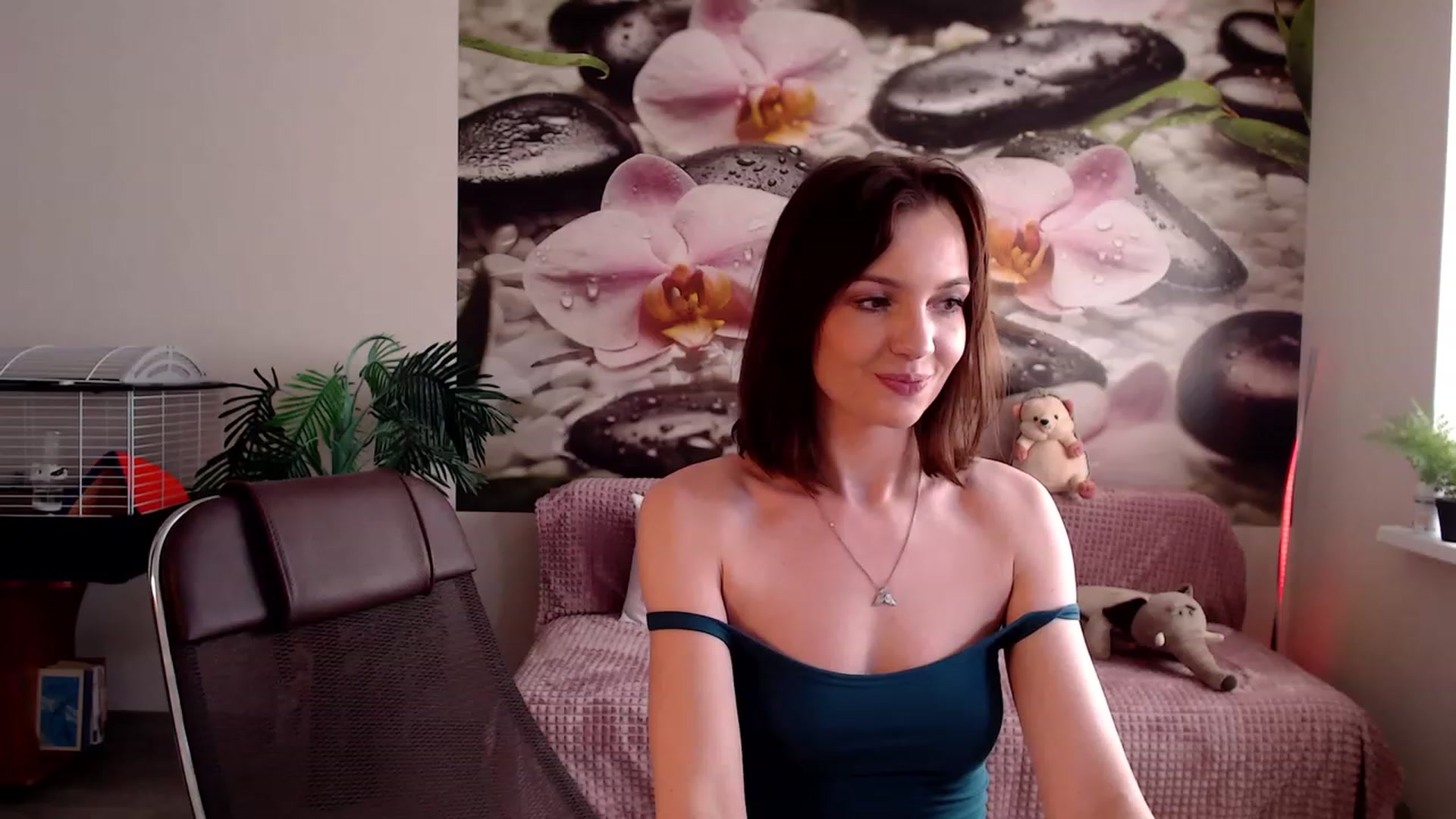 Gallery image thumbnail from HoneyIAmHome's myfreecams stream on, 03/27/2023, 08:36 image 2 of 20