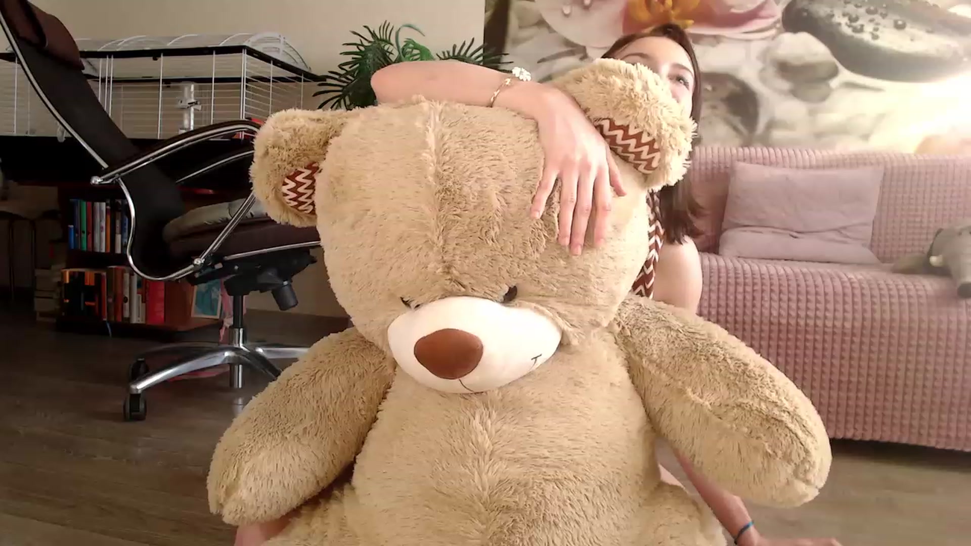 Gallery image thumbnail from HoneyIAmHome's myfreecams stream on, 04/05/2023, 08:25 image 17 of 20